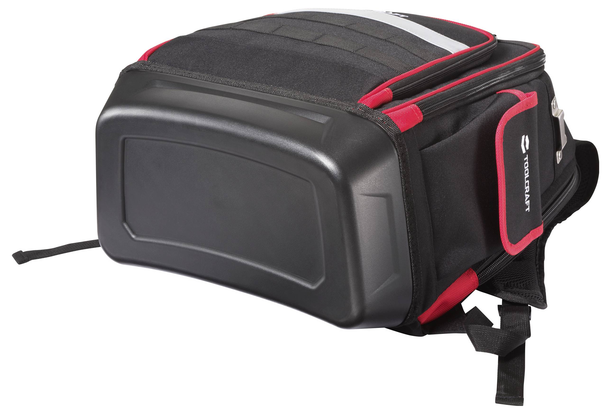 Ein schwarzer und roter Rucksack mit mehreren Fächern, einer Vordertasche und einem Logo an der Seite. Er wirkt robust und wurde für Reisen konzipiert.
