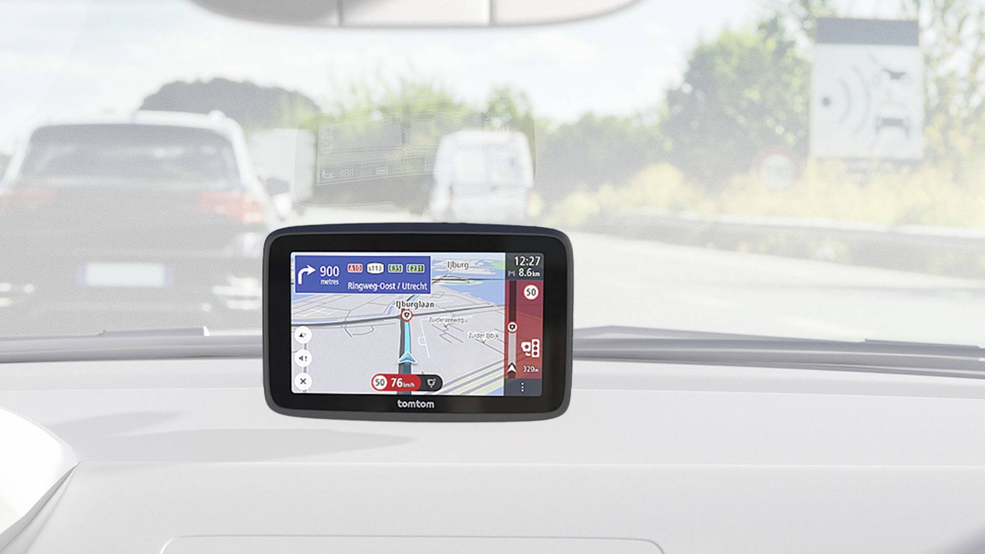 Ein GPS-Navigationsgerät im Auto zeigt eine Straßenkarte. Das Display zeigt die aktuelle Route und Verkehrsinformationen an.