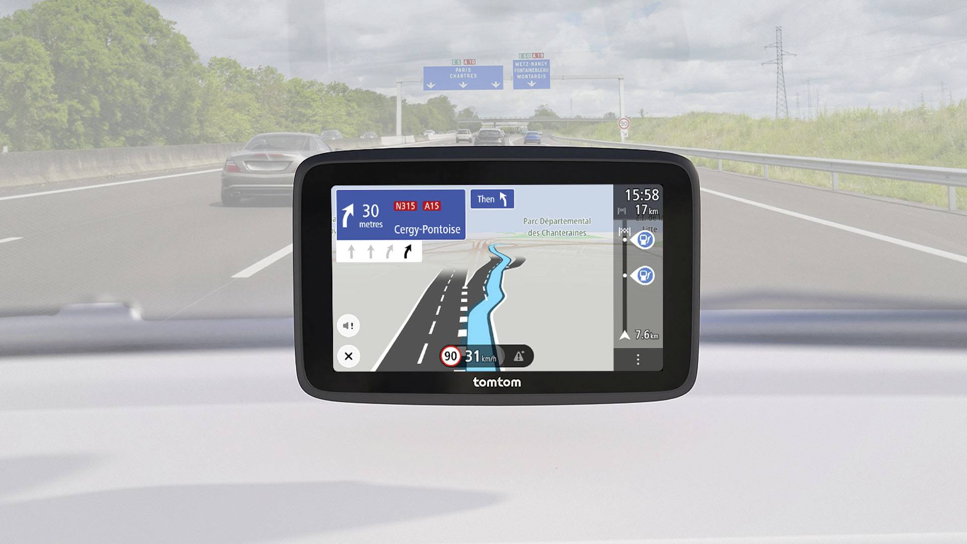 Ein Navigationsgerät zeigt eine Autobahnroute mit einer bevorstehenden Ausfahrt in 1,7 km und Geschwindigkeitsbegrenzung von 90 km/h.