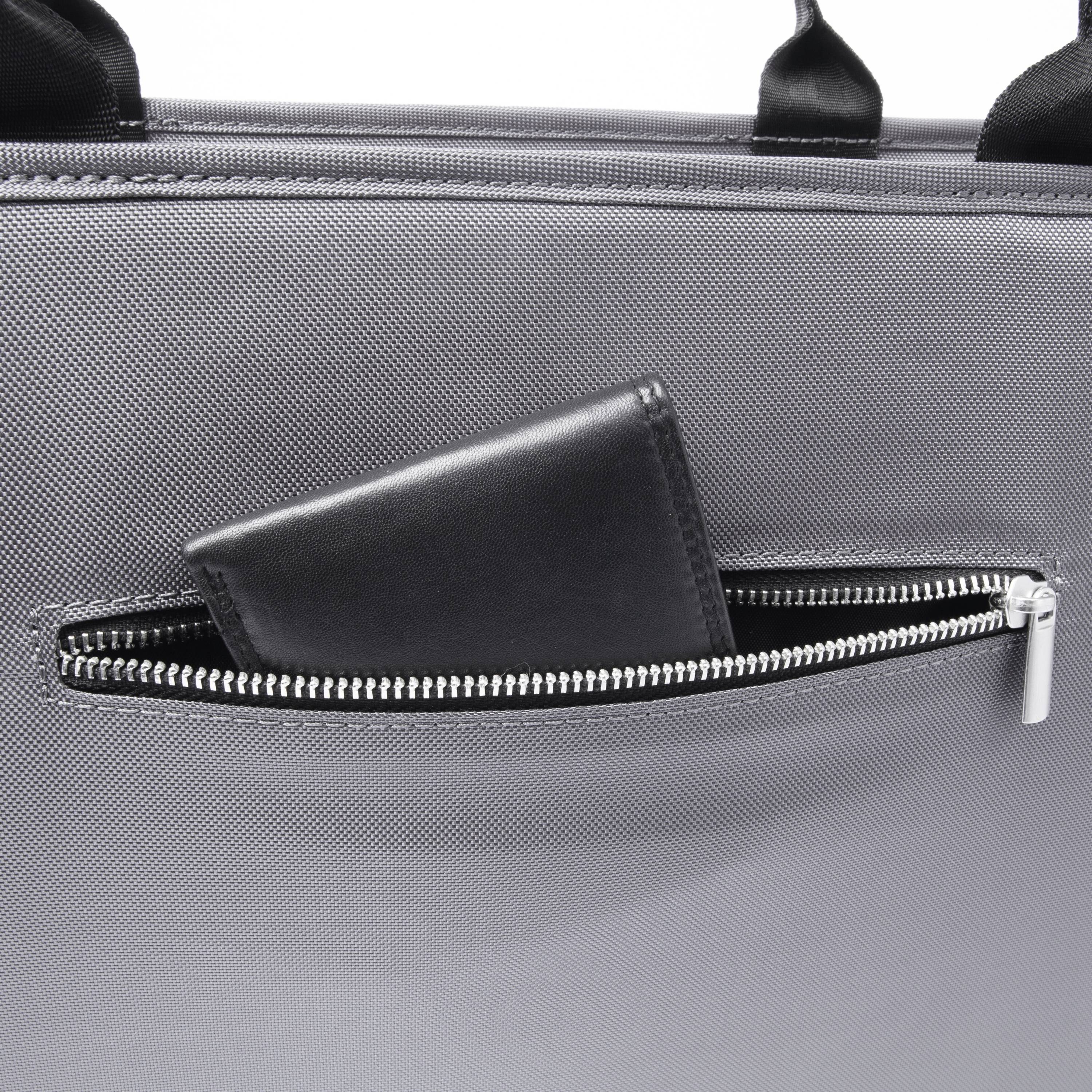 Eine schwarze Brieftasche ragt aus der halb geöffneten Reißverschlusstasche einer grauen Tasche hervor.