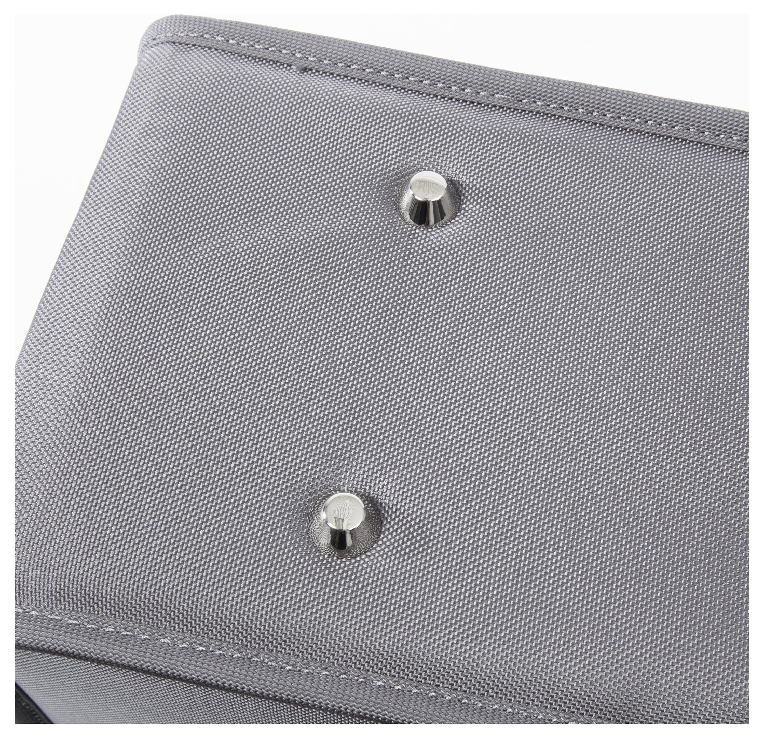 Eine graue Stofftasche mit zwei silbernen, runden Nieten auf der Vorderseite.