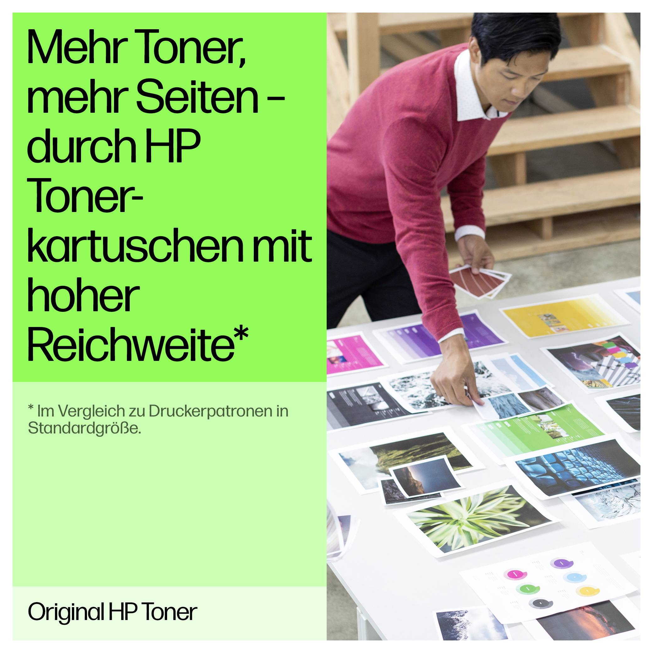 'Mehr Toner, mehr Seiten - durch HP Tonerkartuschen mit hoher Reichweite*' Eine Person überprüft gedruckte Seiten auf einem Schreibtisch.