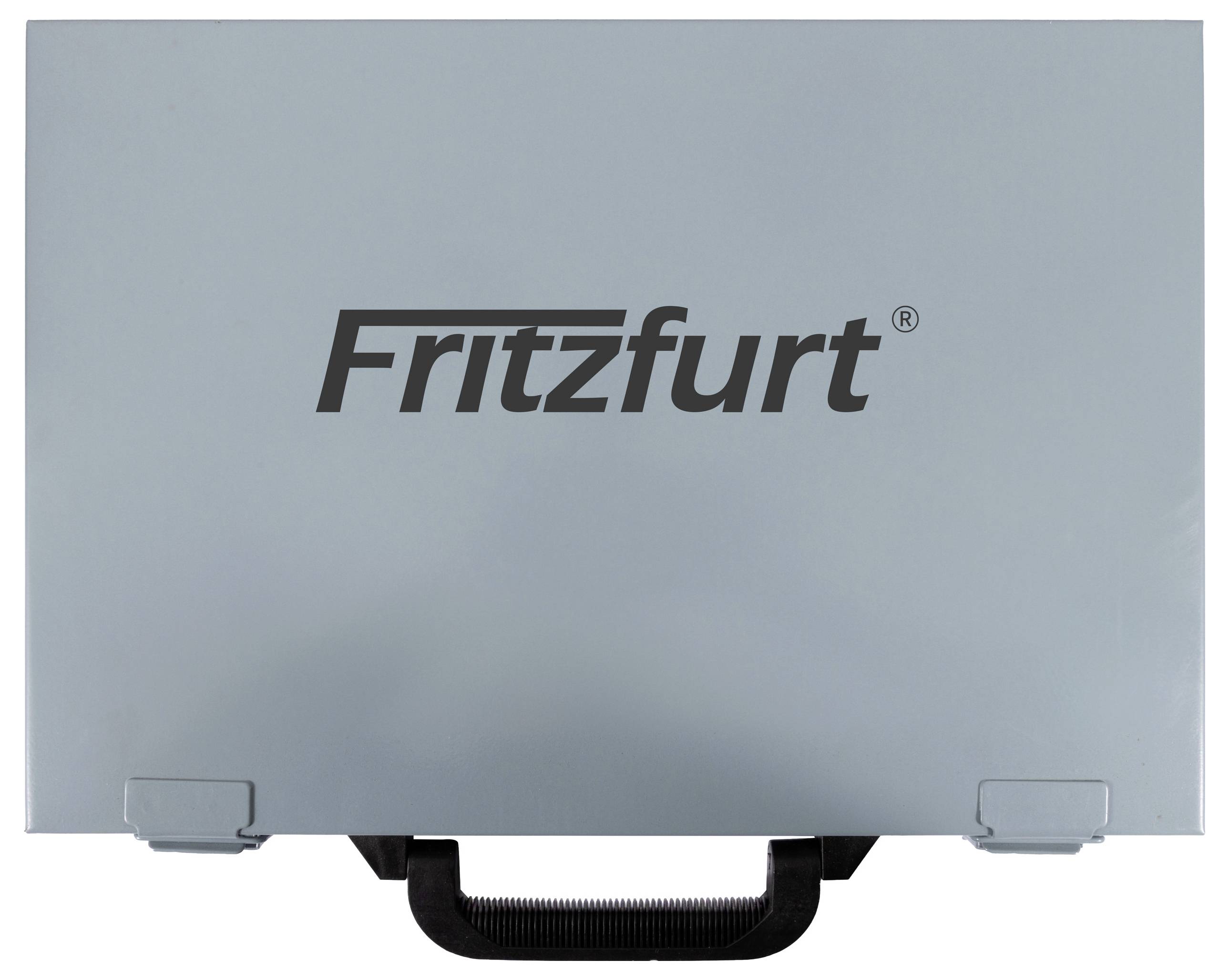 Ein grauer Koffer mit schwarzem Griff, auf dem in fetten Buchstaben der Text 'Fritzfurt' auf der Vorderseite prangt.