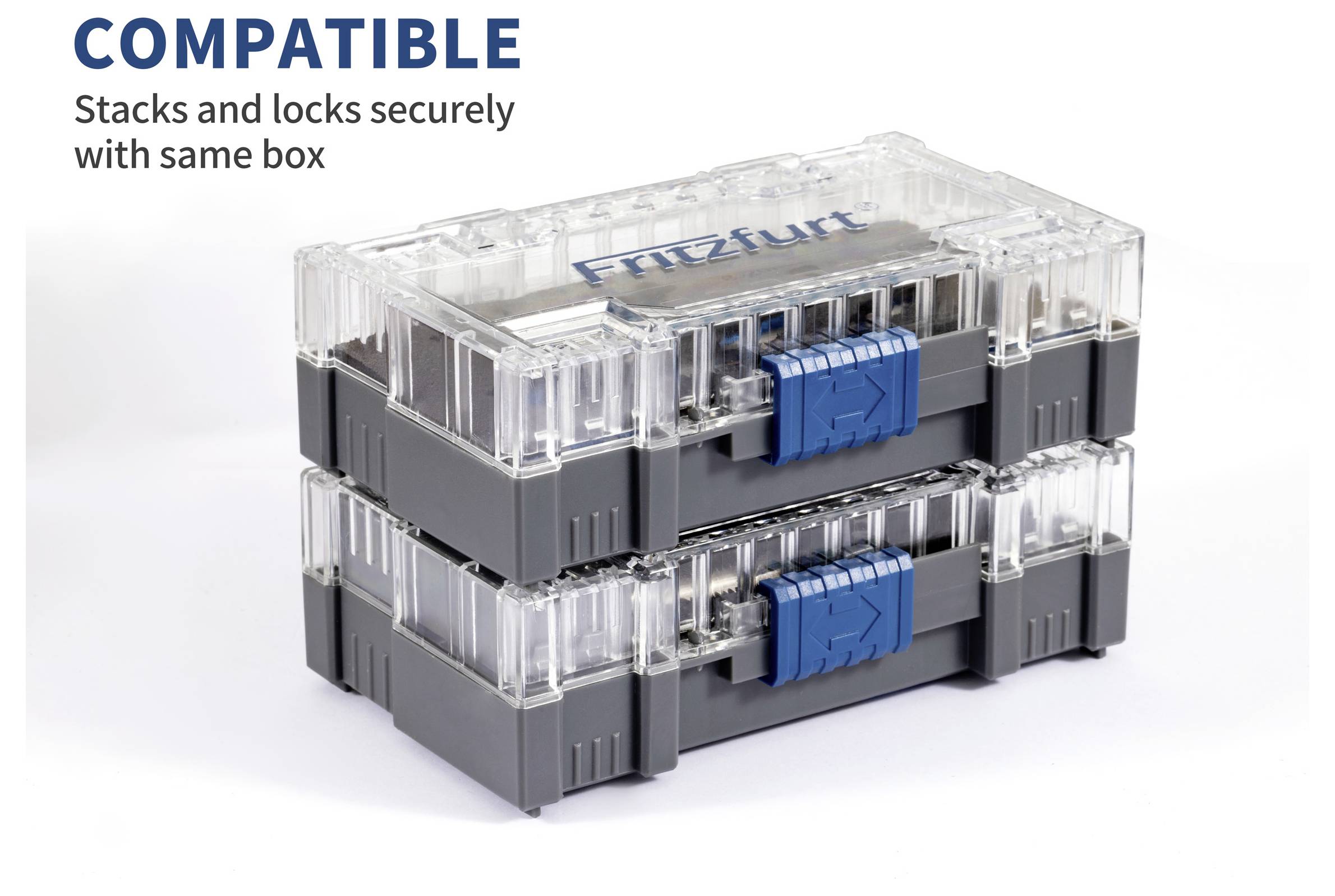 Zwei transparente Aufbewahrungsboxen, übereinander gestapelt und sicher miteinander verriegelt, demonstrieren Kompatibilität und sicheren Stapelbetrieb. Text lautet: 