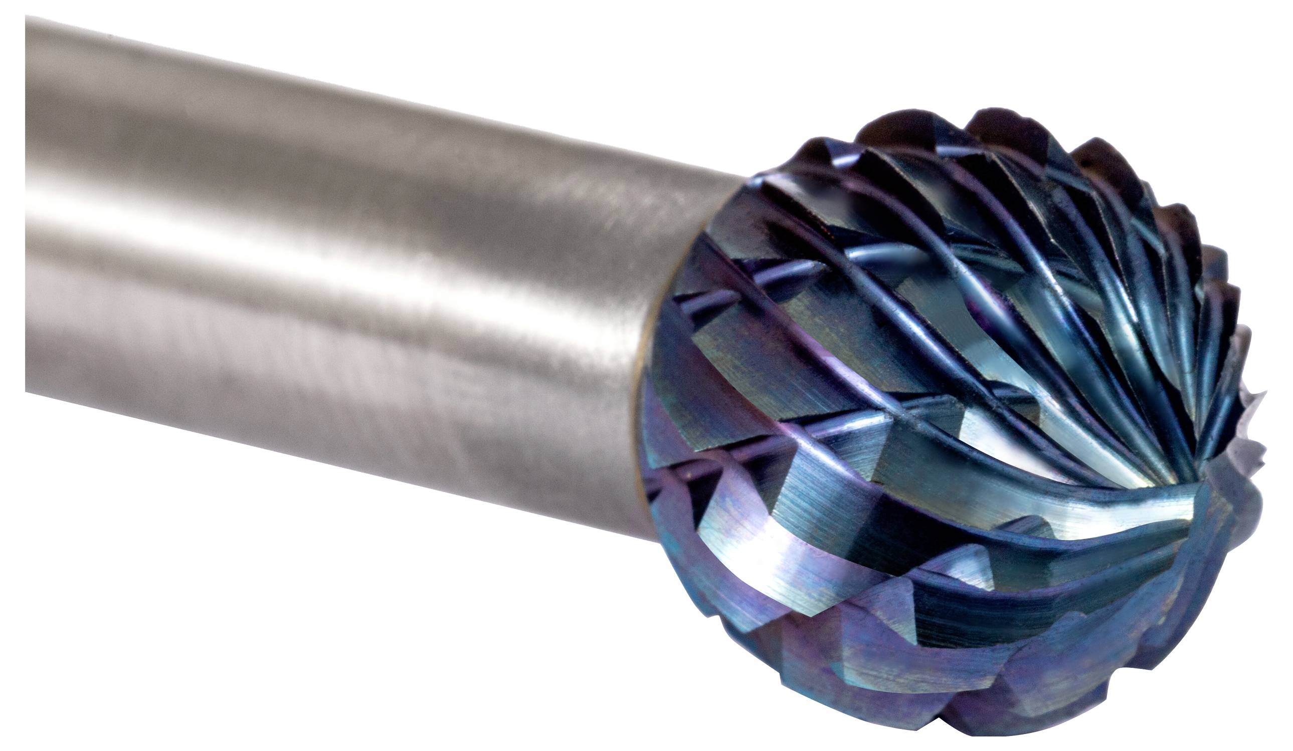 Eine metallische Rotationsfräse mit einem zylindrischen Schaft und einem kunstvoll gerillten, sphärischen Schneidkopf, die zum präzisen Schneiden oder Formen verwendet wird.