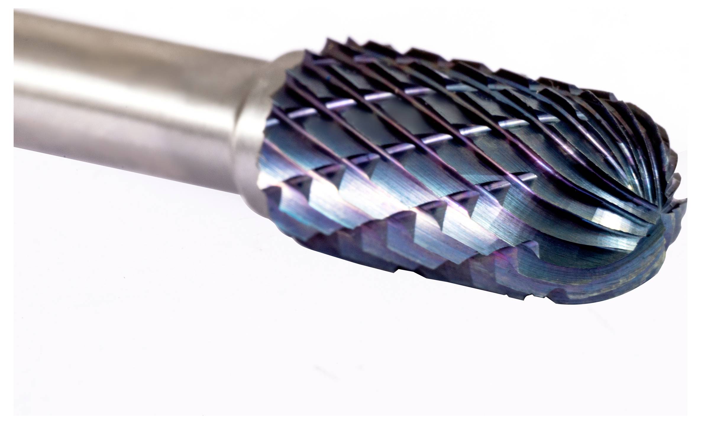 Ein blauer und silberner Rotationsfrässchneider mit Spiralrillen zum Schneiden oder Formen von Materialien. Die robuste Textur deutet auf hohe Haltbarkeit hin.