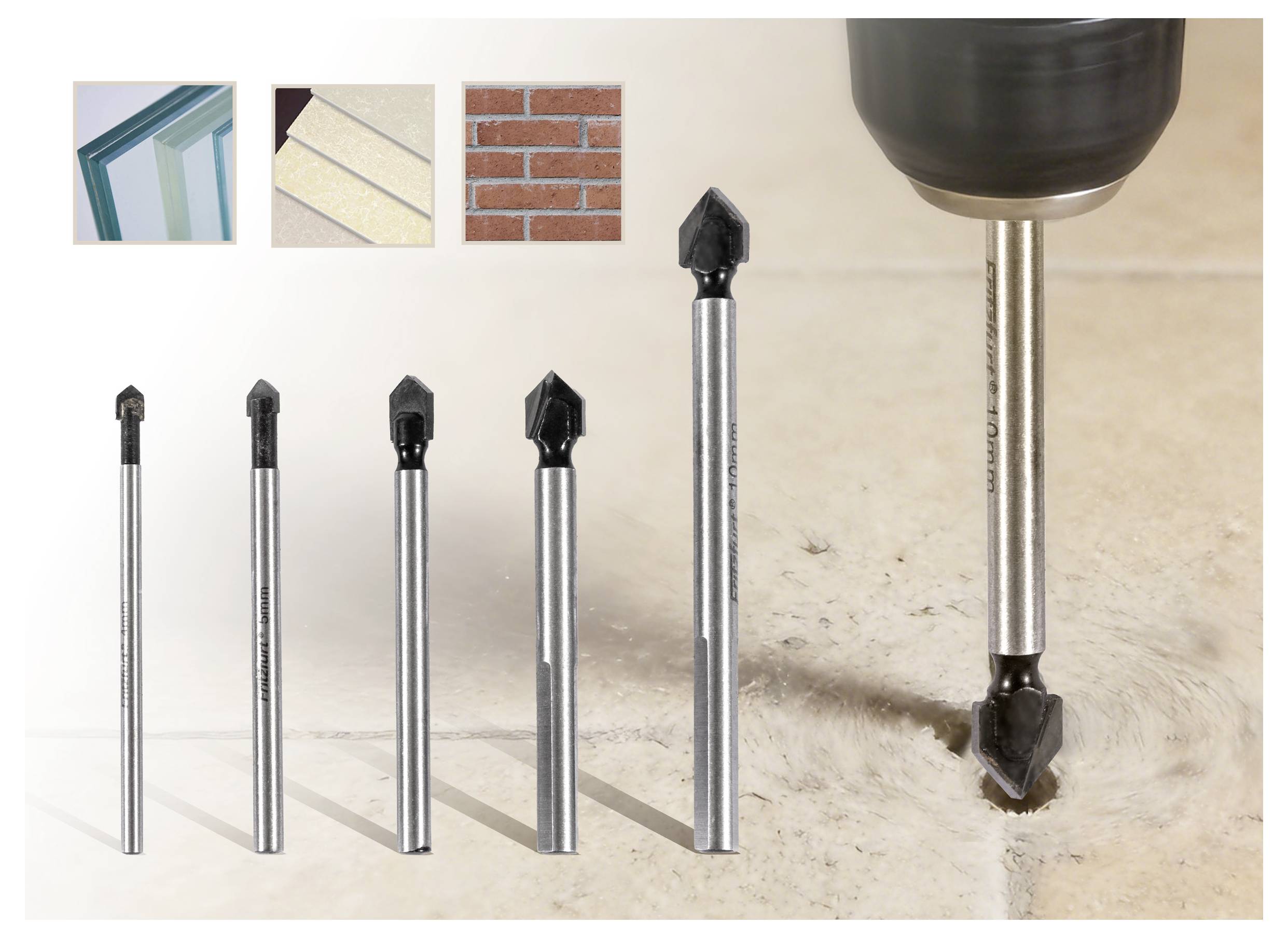 Bohrer für Glas, Fliesen und Mauerwerk mit fünf gezeigten Größen. Ein Bohrer wird rechts auf einer Fliese im Einsatz gezeigt, was seine Verwendung und Vielseitigkeit demonstriert.