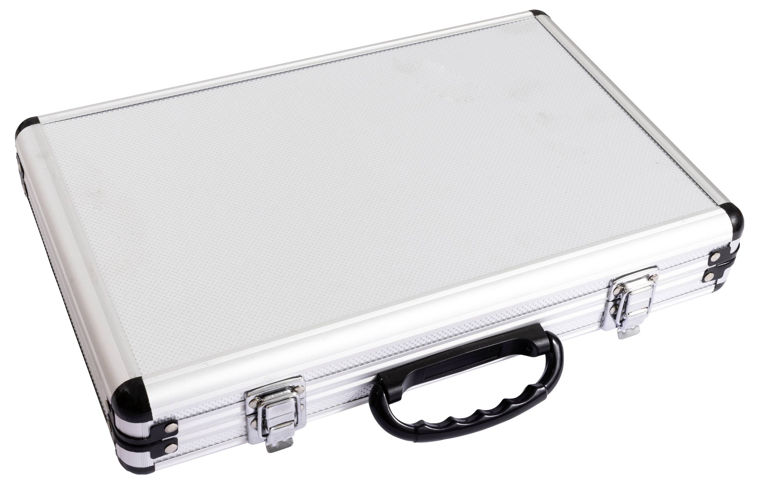 Ein silberner Aktenkoffer mit schwarzen Eckenprotektoren und einem schwarzen Griff, geschlossen vor einem weißen Hintergrund positioniert.