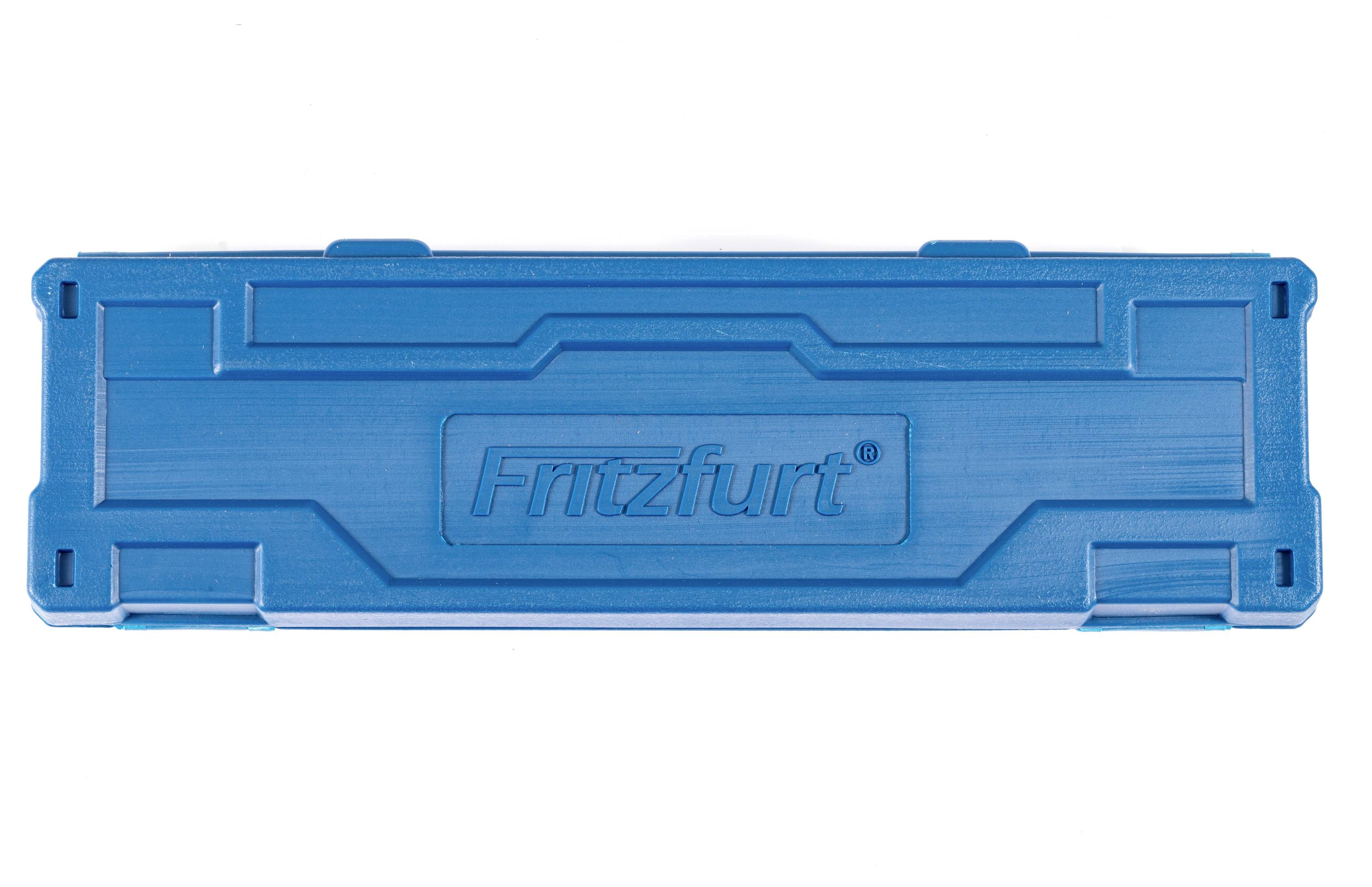 Eine blaue rechteckige Schachtel mit erhabenen geometrischen Mustern. Der Name 'Fritzfurt' ist in der Mitte auf dem Deckel geprägt.