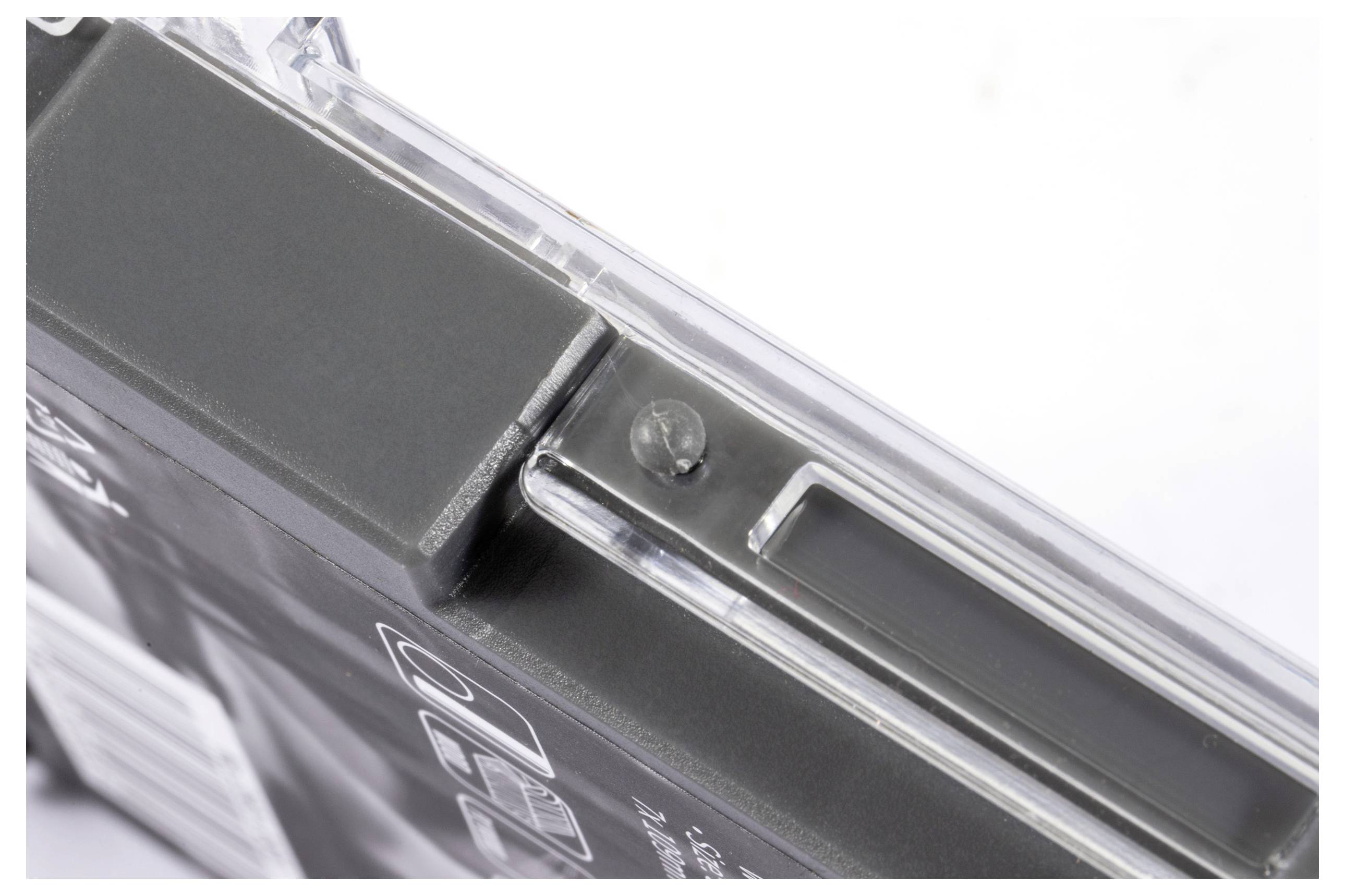 Eine Nahaufnahme eines transparenten Plastik-CD-Etuis mit der Disc im Inneren und dem sichtbaren Rücken.