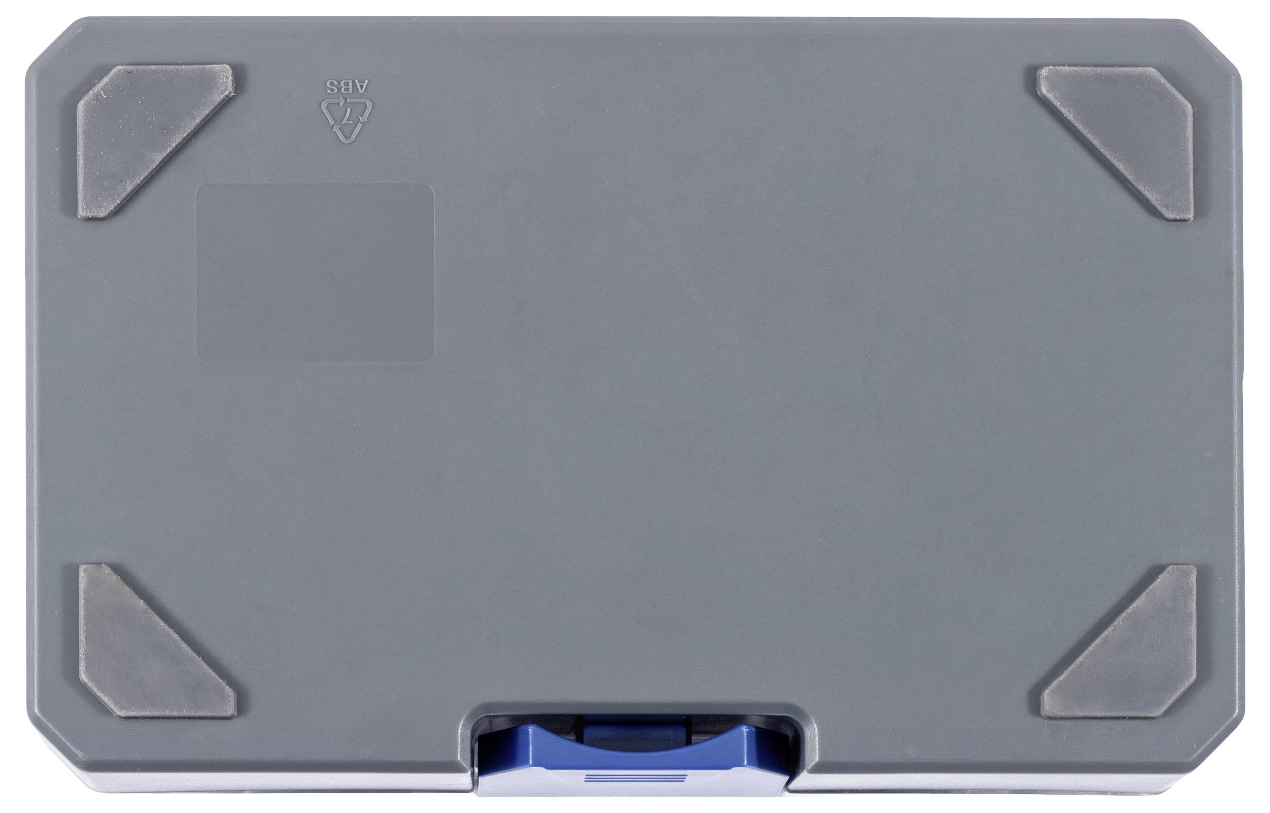 Ein geschlossener grauer Werkzeugkasten mit verstärkten Ecken und einem blauen Verschluss in der vorderen Mitte.