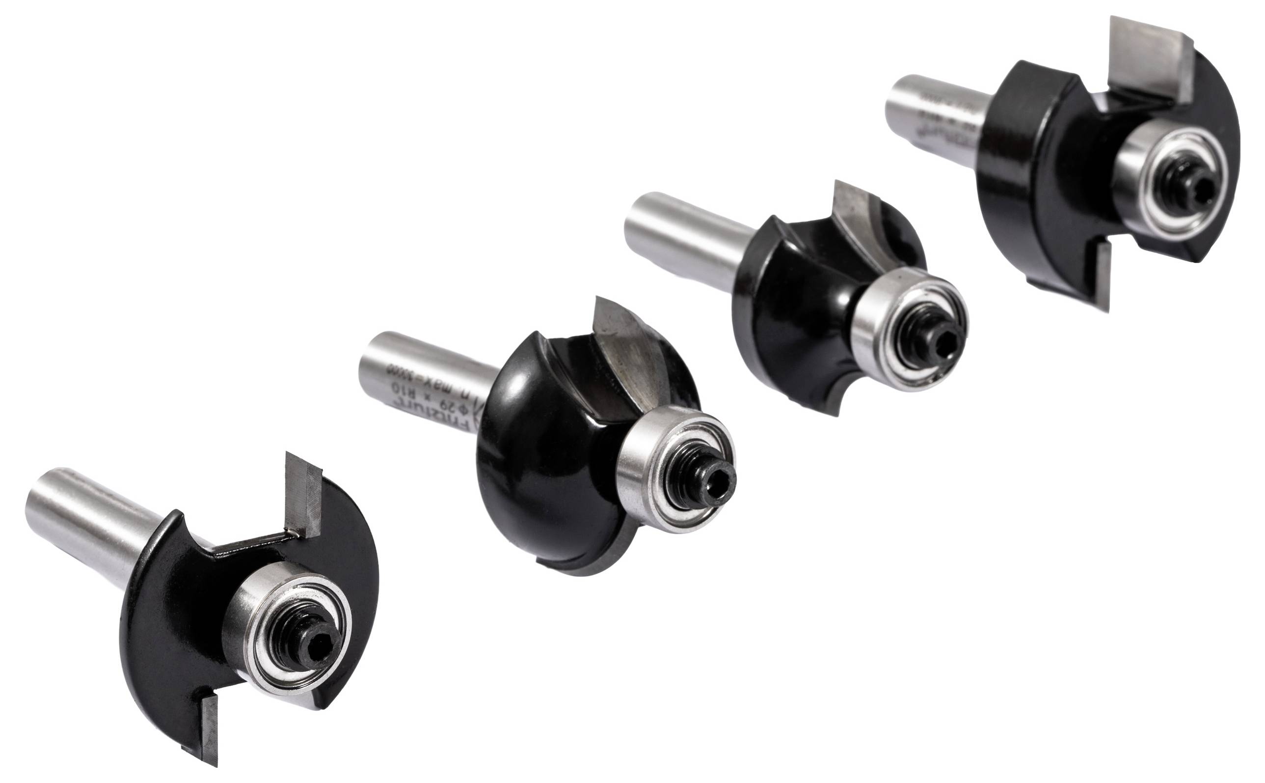 Vier schwarze und silberne Holzfräser, jeder mit leicht unterschiedlichen Schneidkopfformen, diagonal auf einem weißen Hintergrund angeordnet.