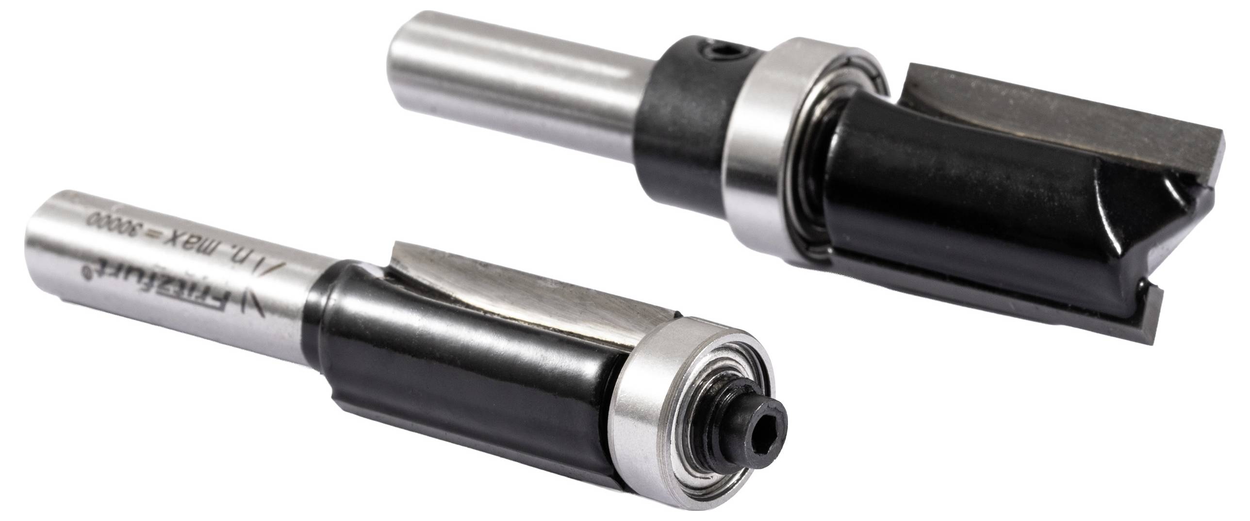 Zwei Metallschaftfräser, einer mit einer geraden Schneidkante und einer mit Führungslager, liegen auf einem weißen Hintergrund.