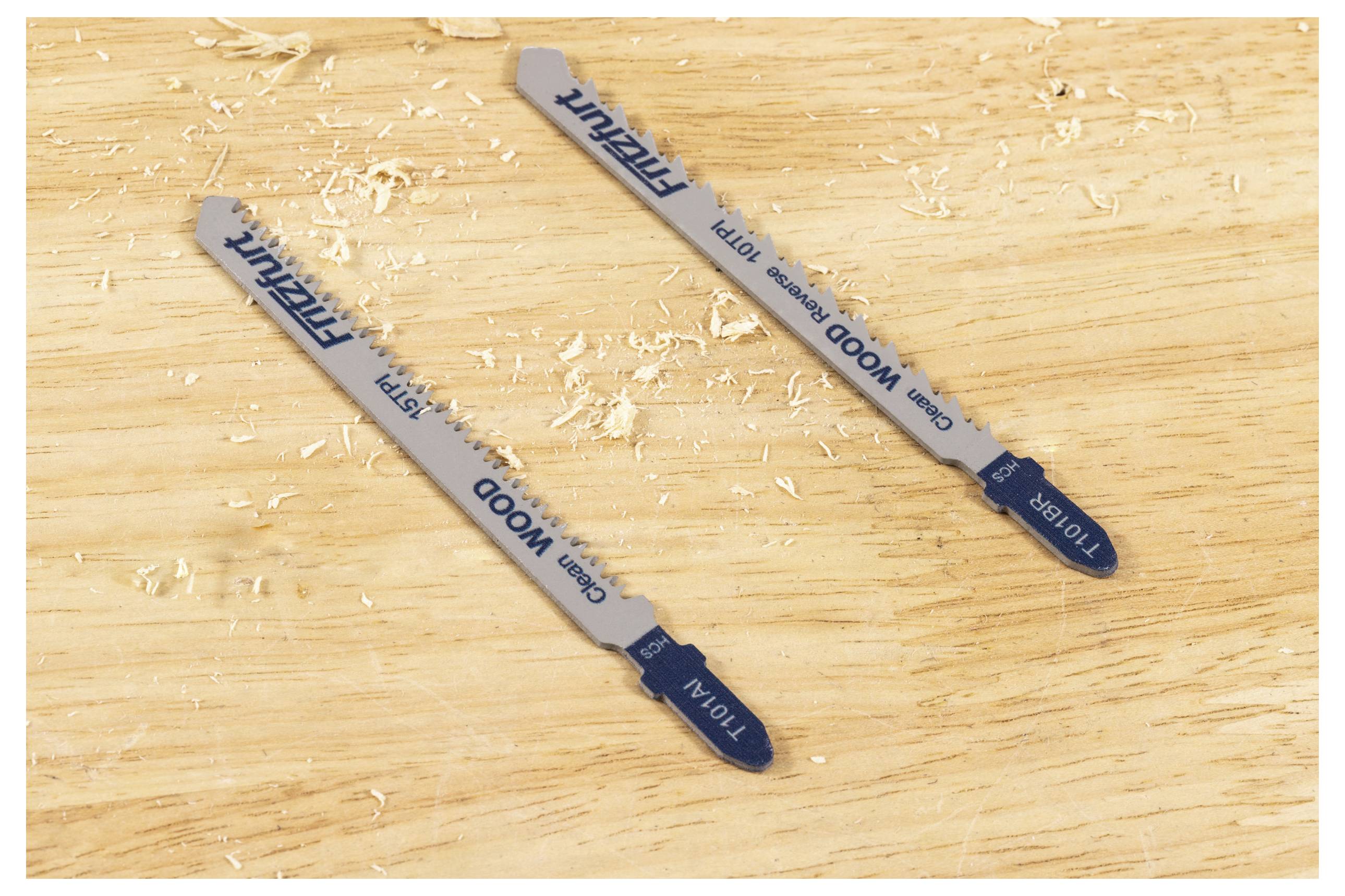 Zwei Stichsägeblätter mit der Beschriftung 