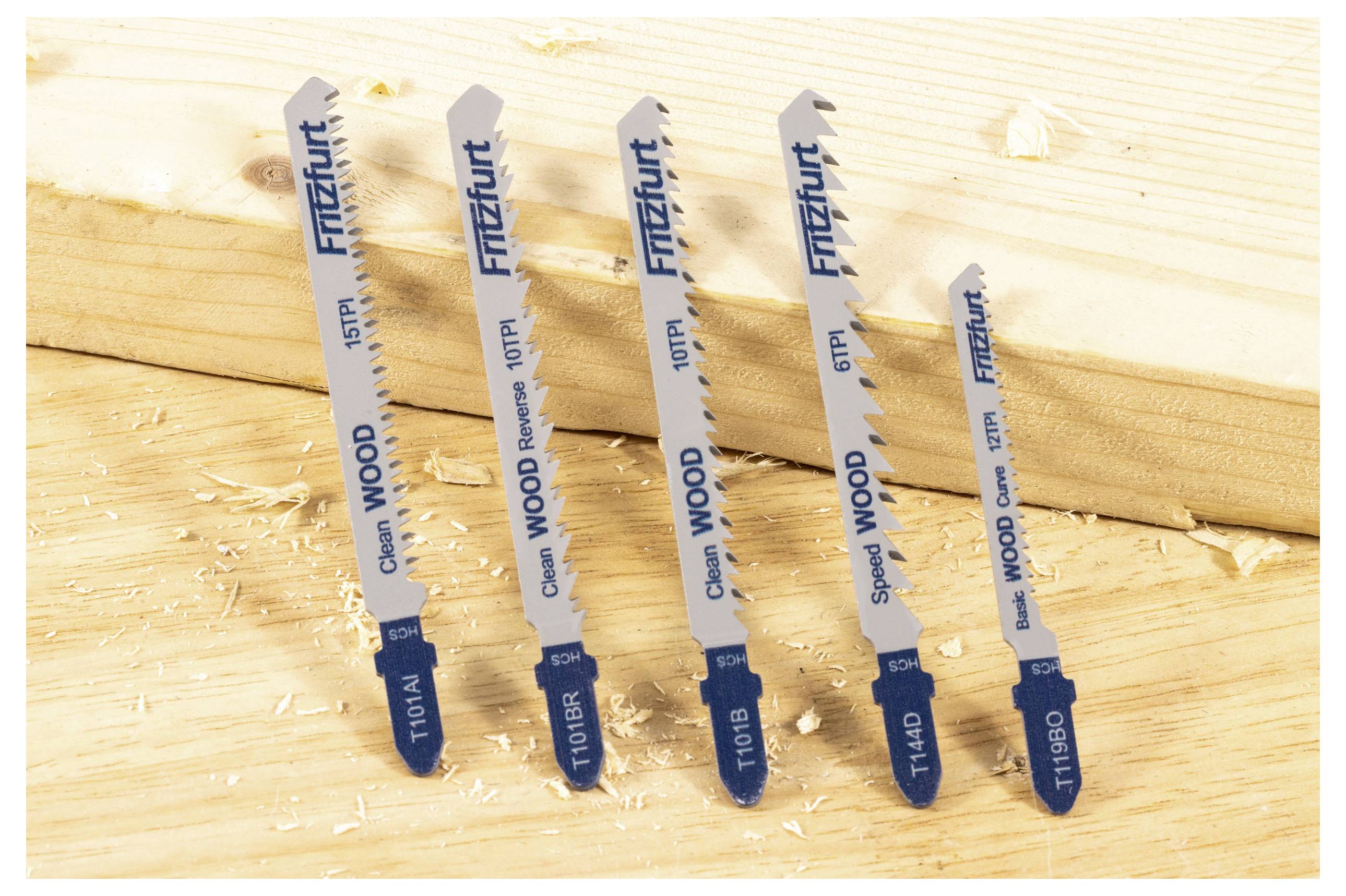 Fünf Stichsägeblätter mit verschiedenen Holzbearbeitungsspezifikationen sind auf einer Holzwerkbank ausgelegt und zeigen unterschiedliche Schnittarten.