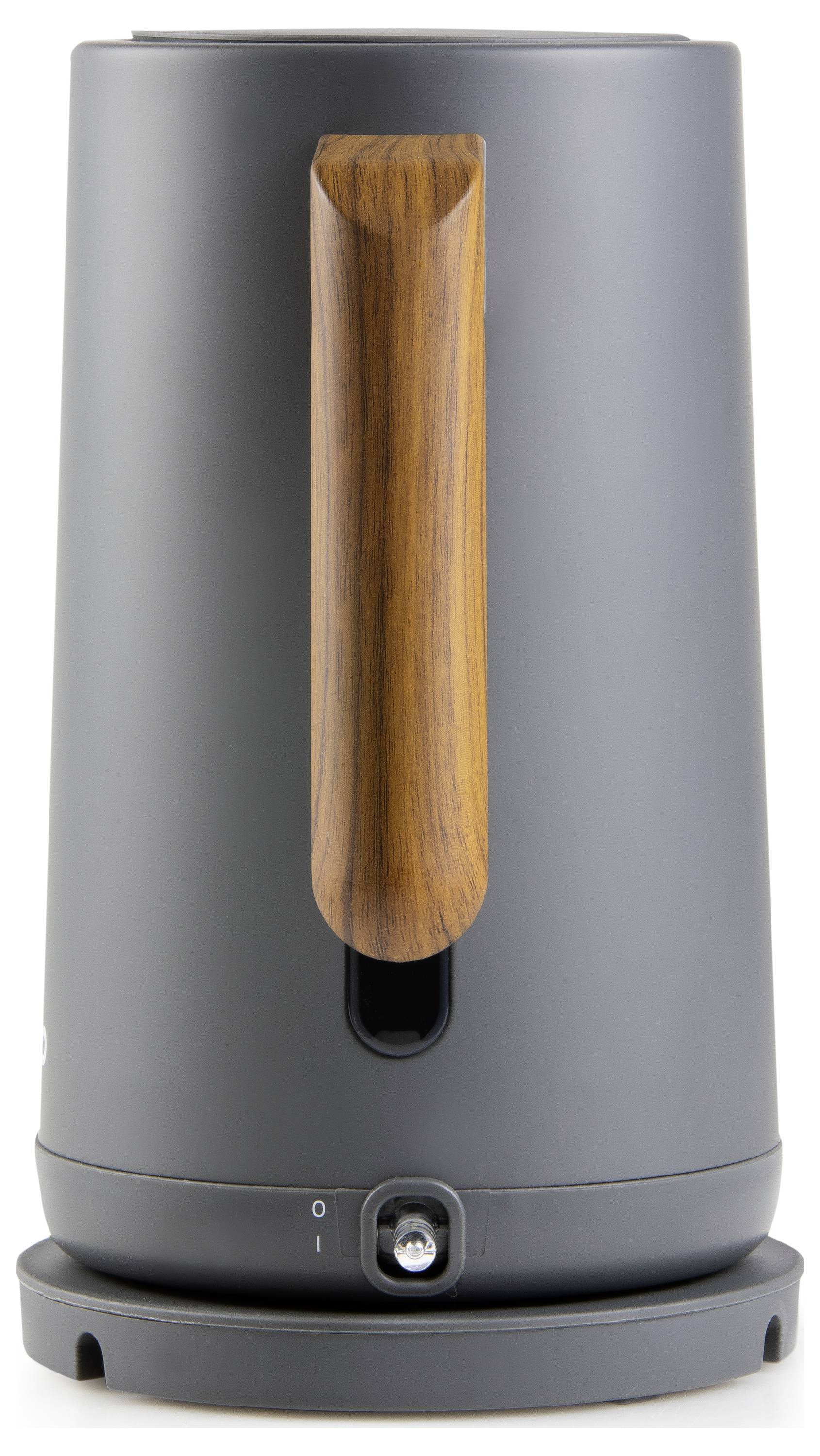 Grauer Wasserkocher mit einem Holzgriff auf einer runden Basis. Schalter am unteren Rand sichtbar. Moderner, minimalistischer Stil.
