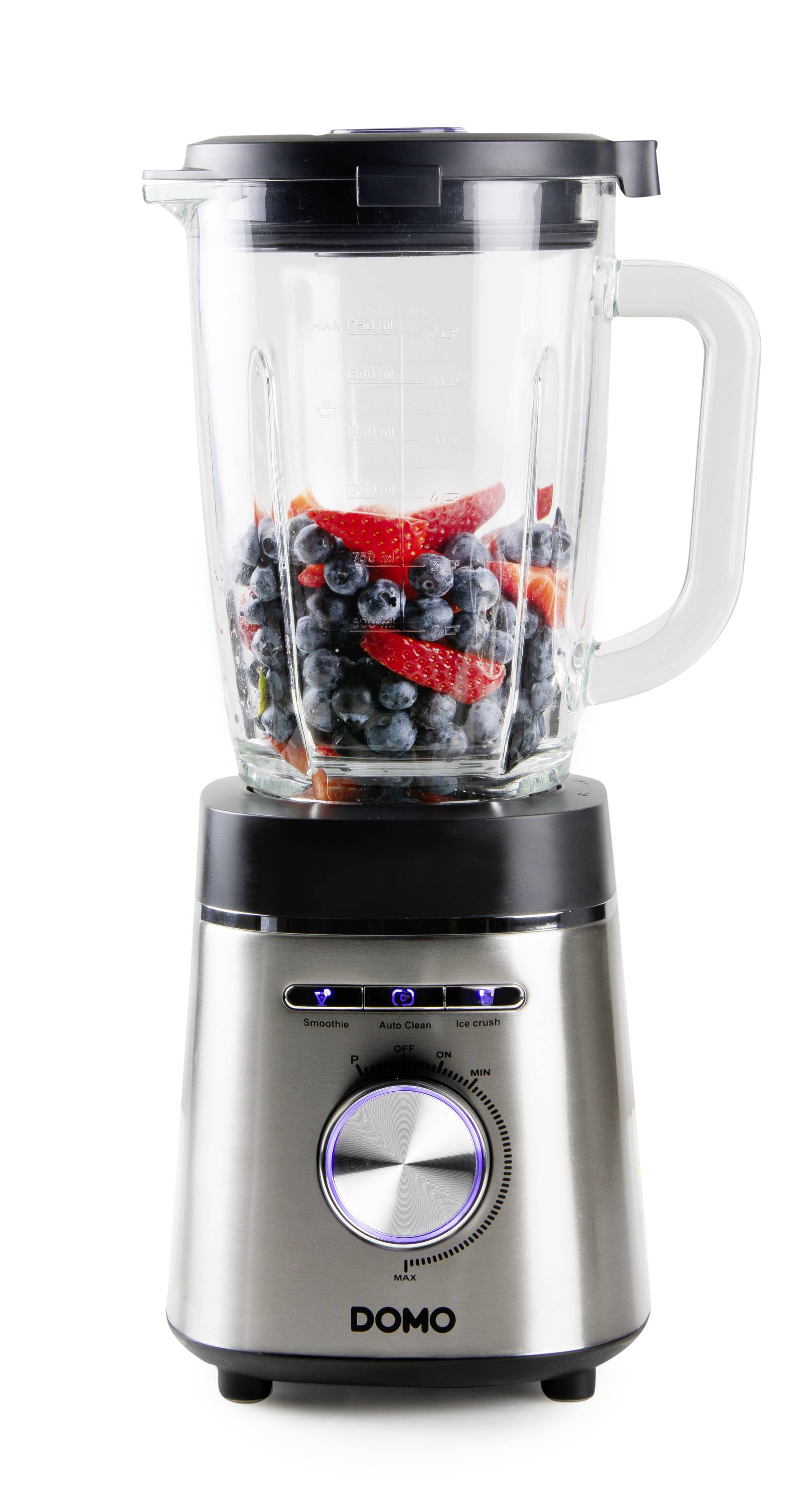 Ein Mixer auf weißem Hintergrund, gefüllt mit Blaubeeren und Erdbeerstücken.