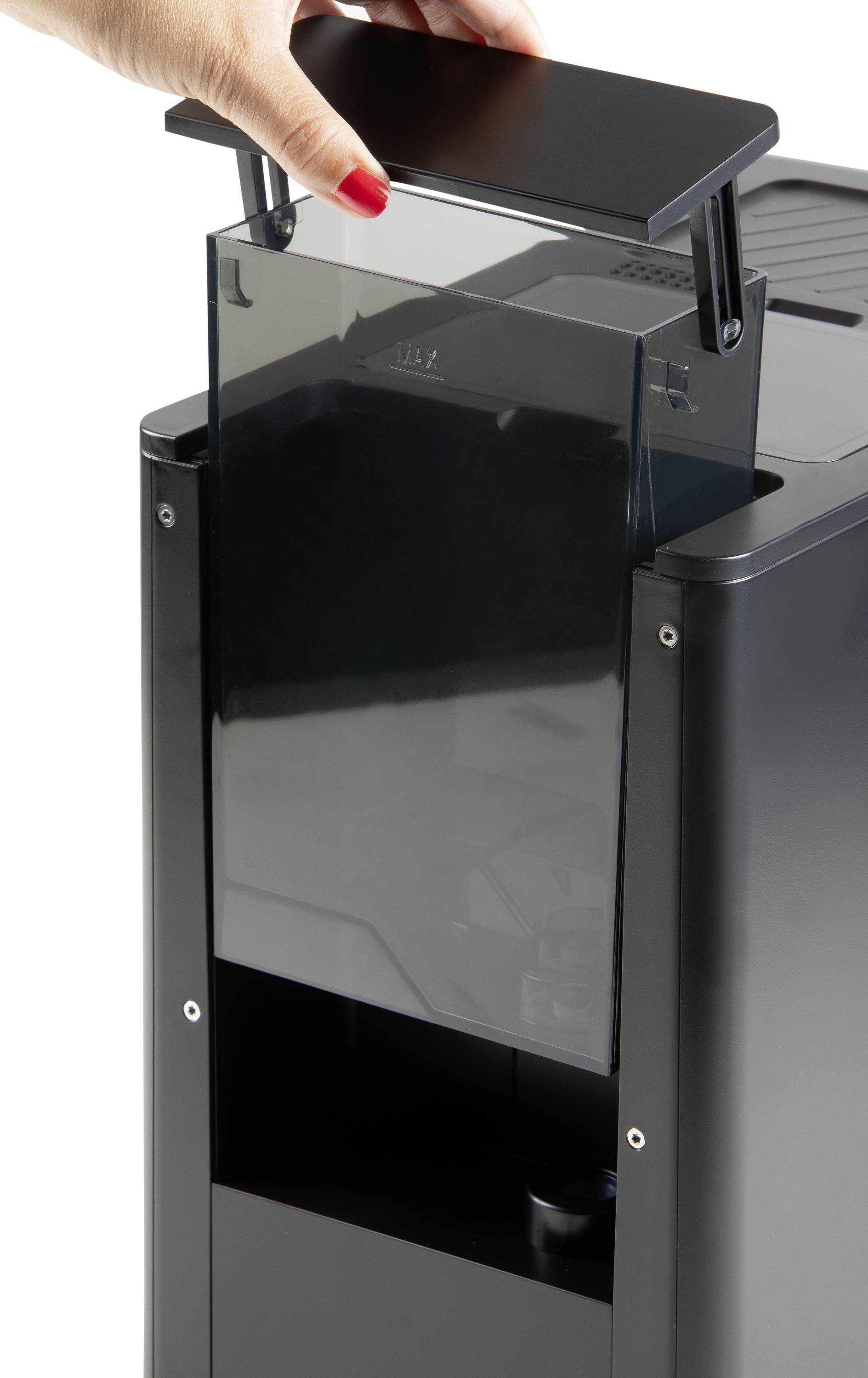 Hand legt transparente Abdeckung auf einen schwarzen automatischen Papierspender, zeigt Wartung oder Nachfüllung des Geräts.