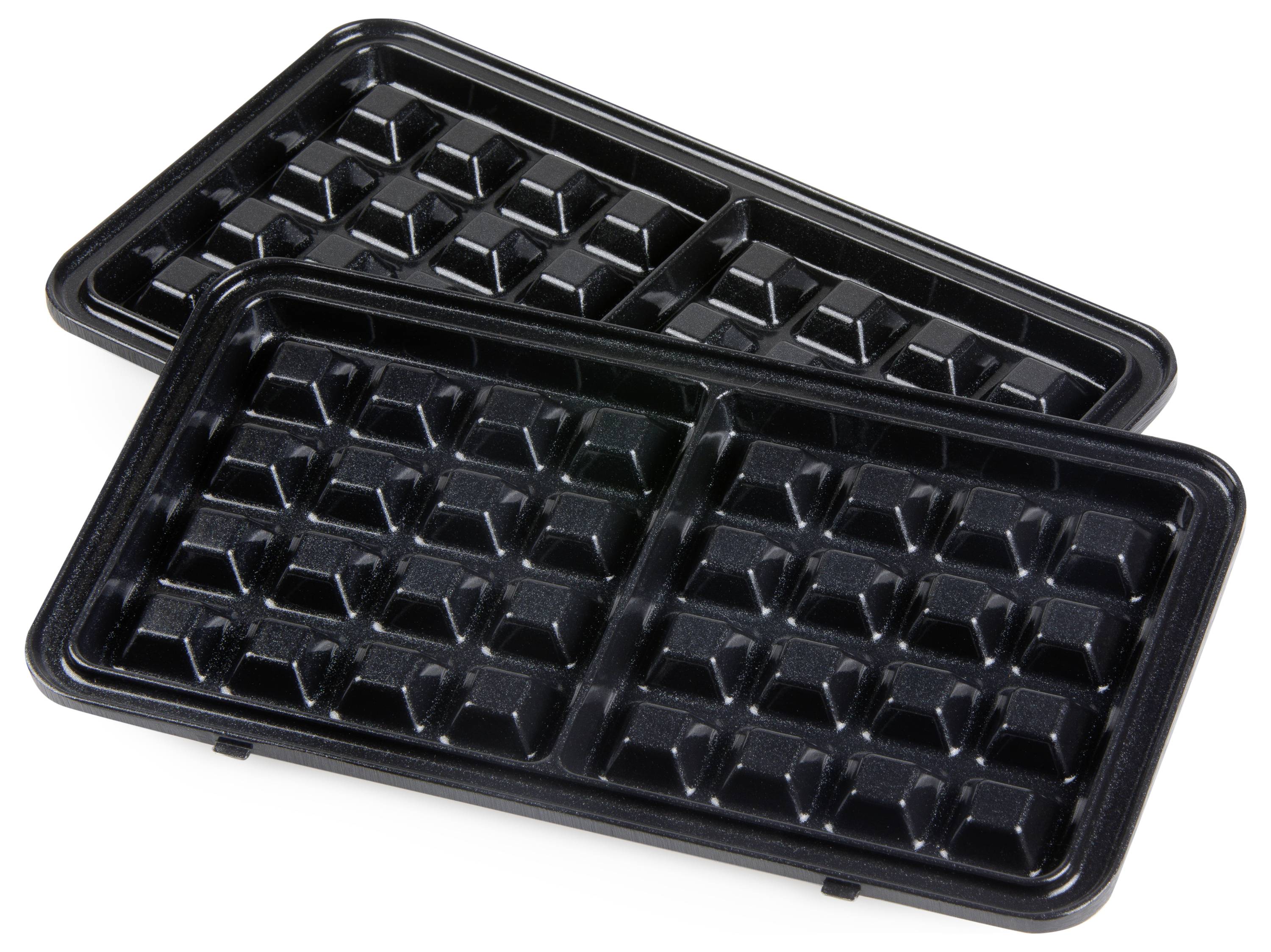 Schwarze Waffelplatten eines Waffeleisens: Obere Platte liegt schräg auf der unteren, zeigt quadratische Vertiefungen zur Teigaufnahme.