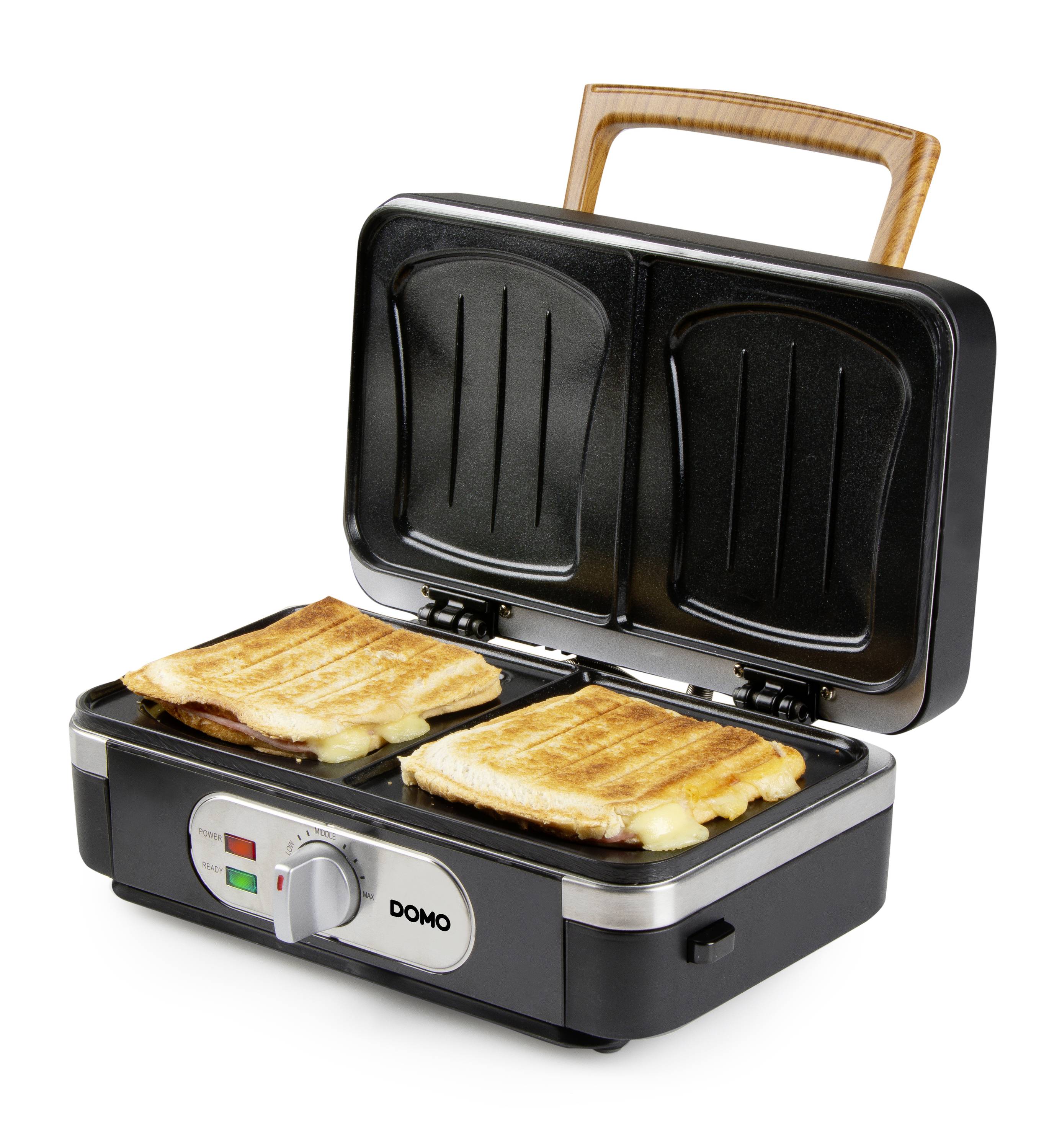 Ein Sandwichmaker mit einem geöffneten Deckel zeigt zwei goldbraun gegrillte Sandwiches auf der Grillfläche.