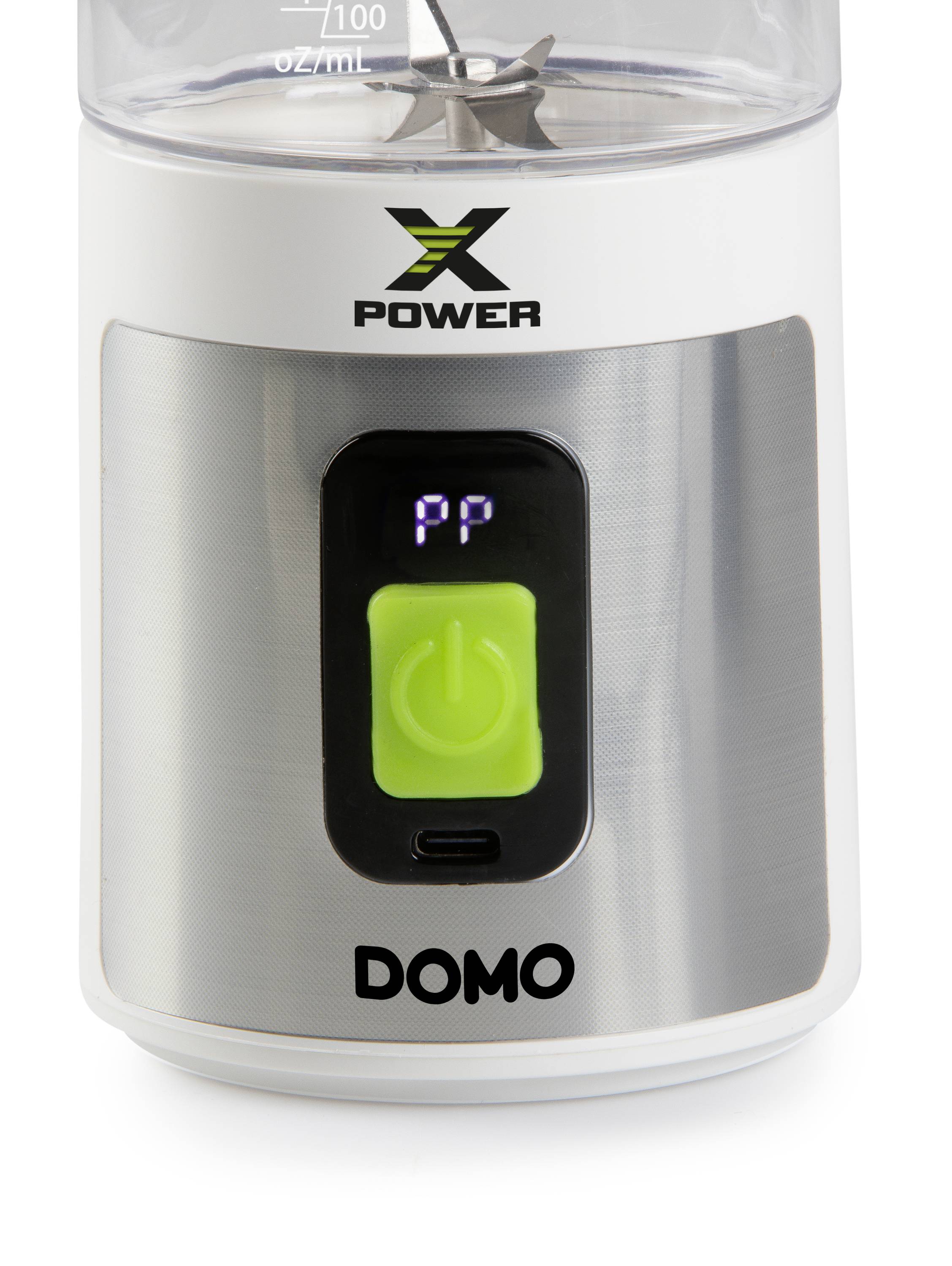 Tragbarer Mixer mit Aufschrift 'DOMO' und grünem Ein-/Ausschalter auf silbernem Metallgehäuse. Oberhalb befindet sich ein Stahlmesser.