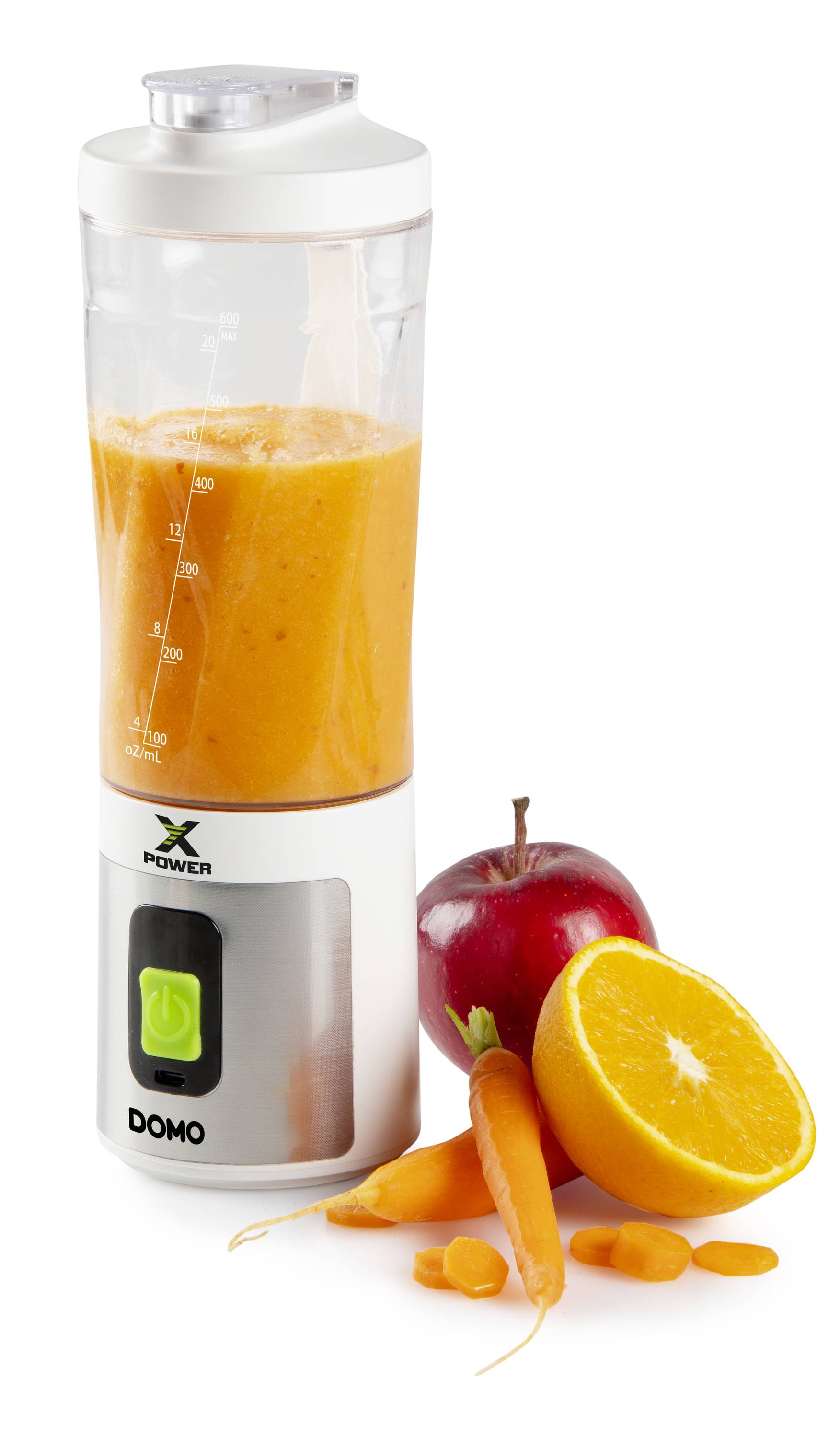 Ein Mixer mit orangem Smoothie. Daneben liegen eine halbe Orange, ein Apfel und zwei Karotten.