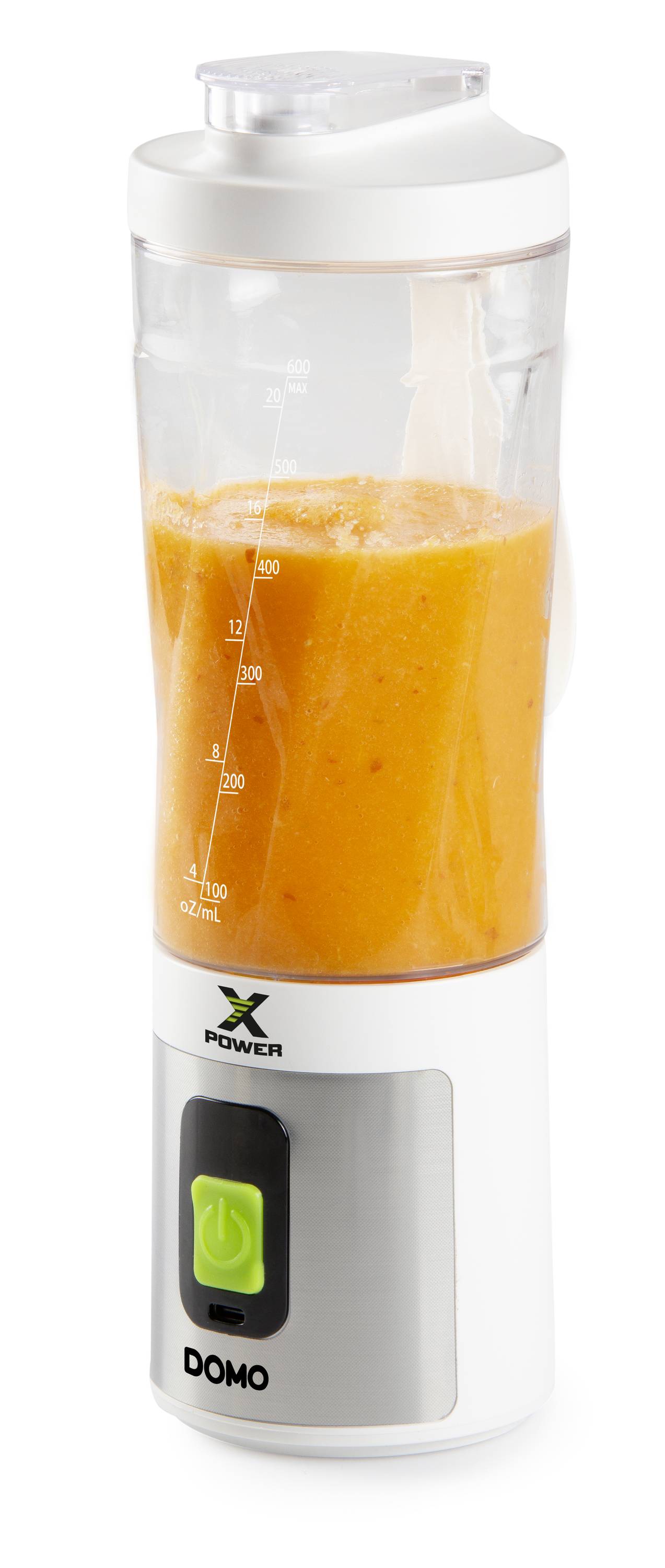 Ein weißer und silberner Standmixer mit grünem Knopf, gefüllt mit orangefarbenem Smoothie. Maßeinteilung auf dem Behälter sichtbar.