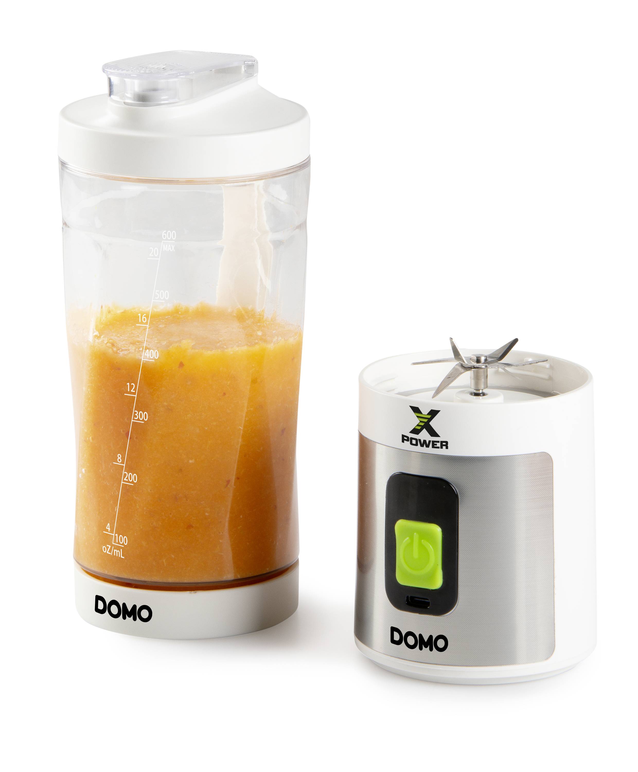 Ein weißer Mixer mit einem transparenten Behälter voller orangefarbener Flüssigkeit. Neben dem Mixer eine separate Messereinheit.