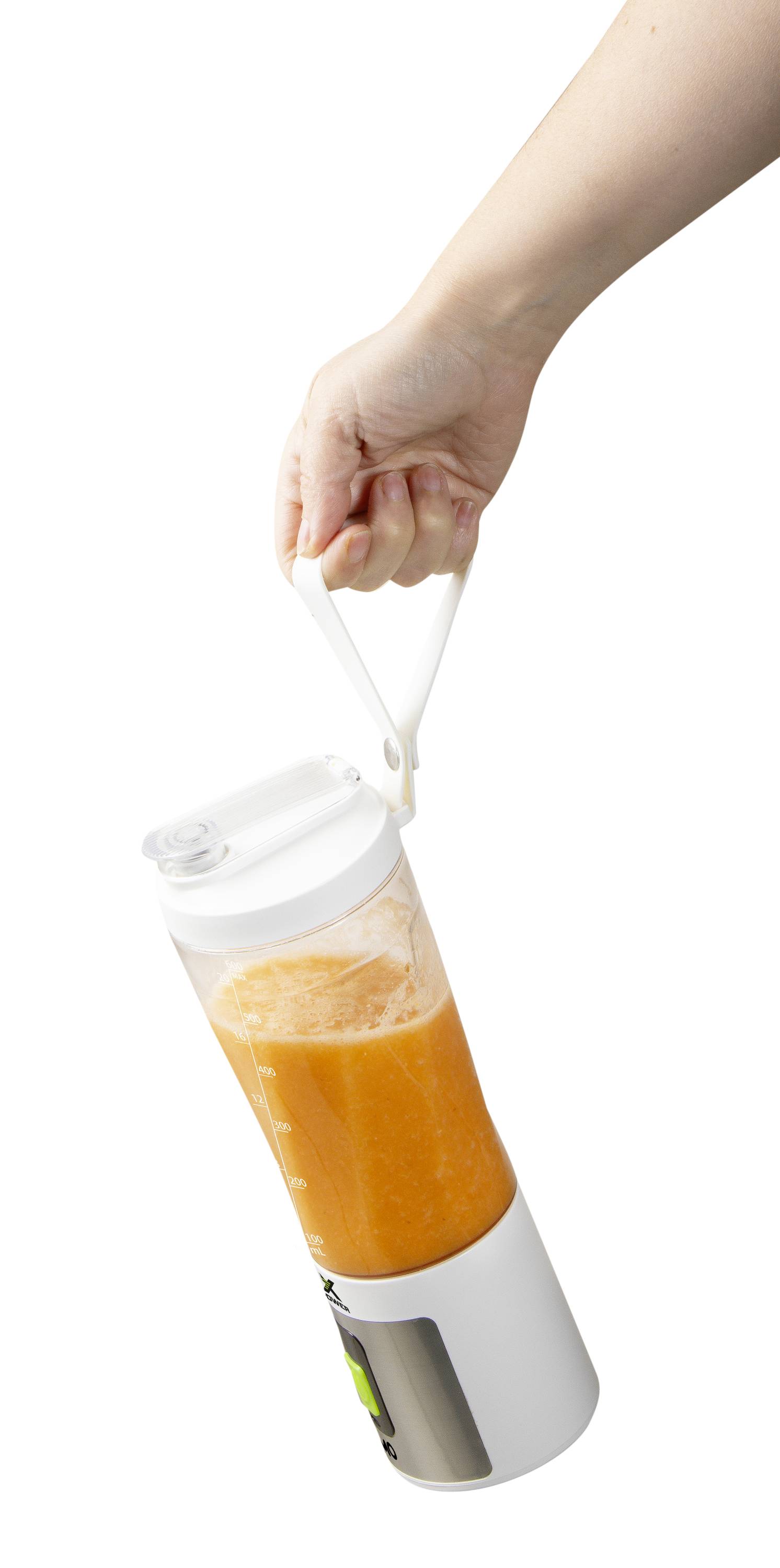 Hand hält Mixerflasche mit orangefarbenem Smoothie, schräg nach unten.