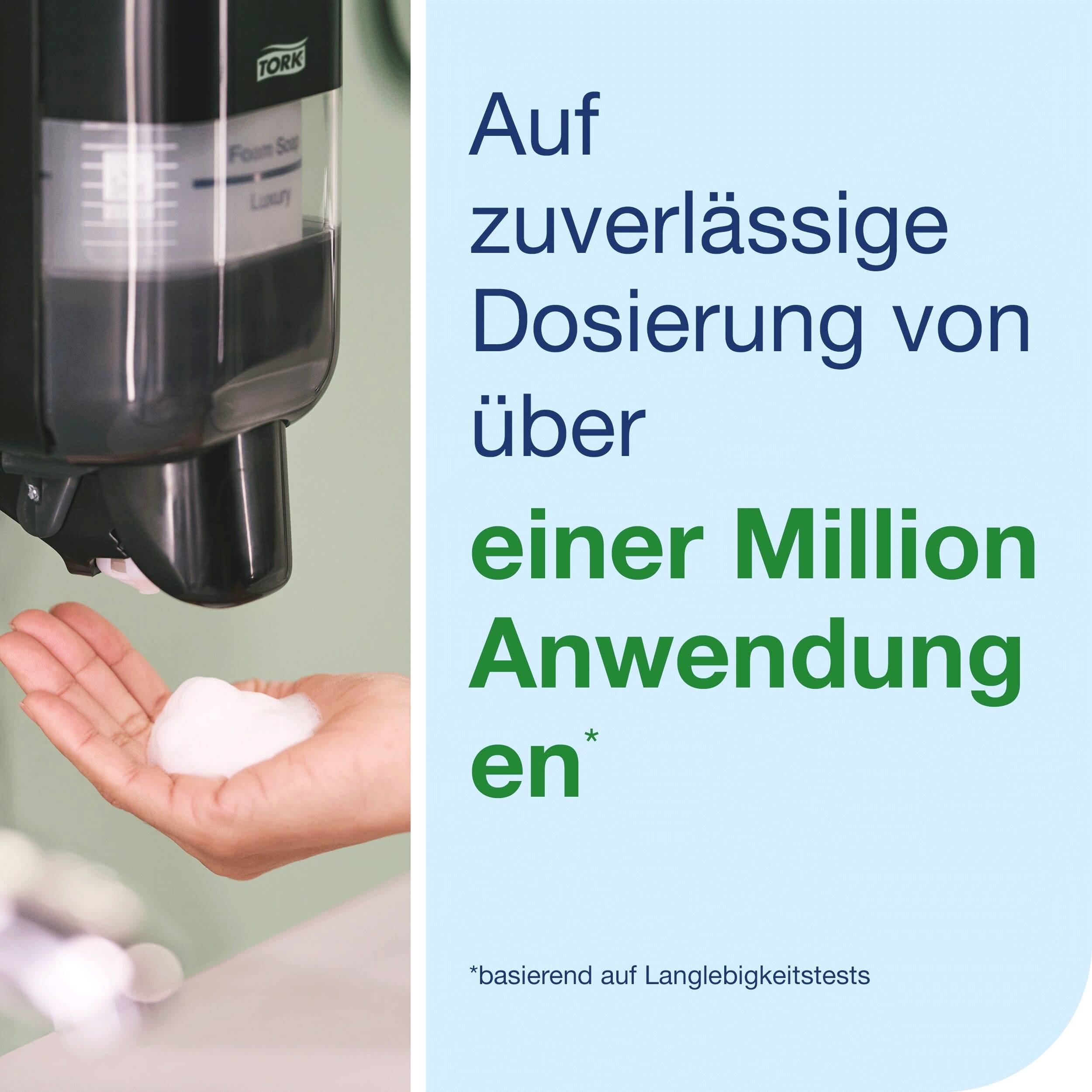 Eine Hand erhält Schaumseife aus einem Seifenspender. Text: 'Auf zuverlässige Dosierung von über einer Million Anwendungen'.