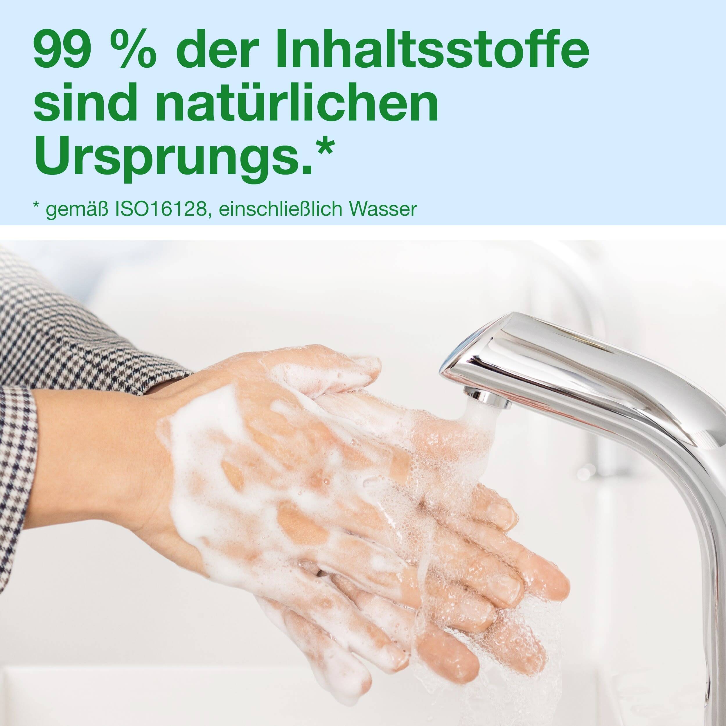 Eine Person wäscht sich die Hände mit Seife unter einem Wasserhahn. Text beschreibt, dass 99 % der Inhaltsstoffe natürlichen Ursprungs sind.