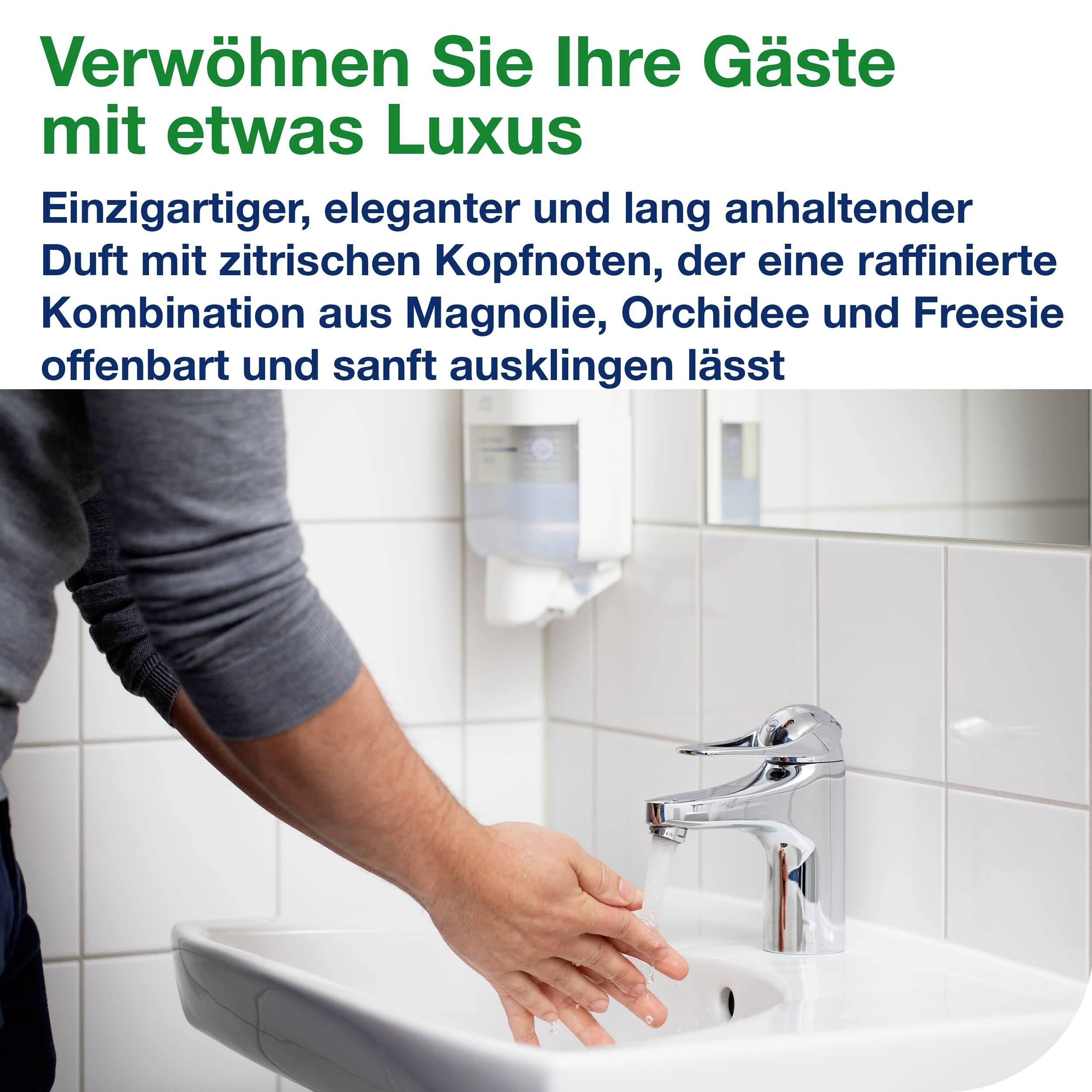 'Verwöhnen Sie Ihre Gäste mit etwas Luxus' steht über einem Waschbecken, während eine Person ihre Hände darunter wäscht.
