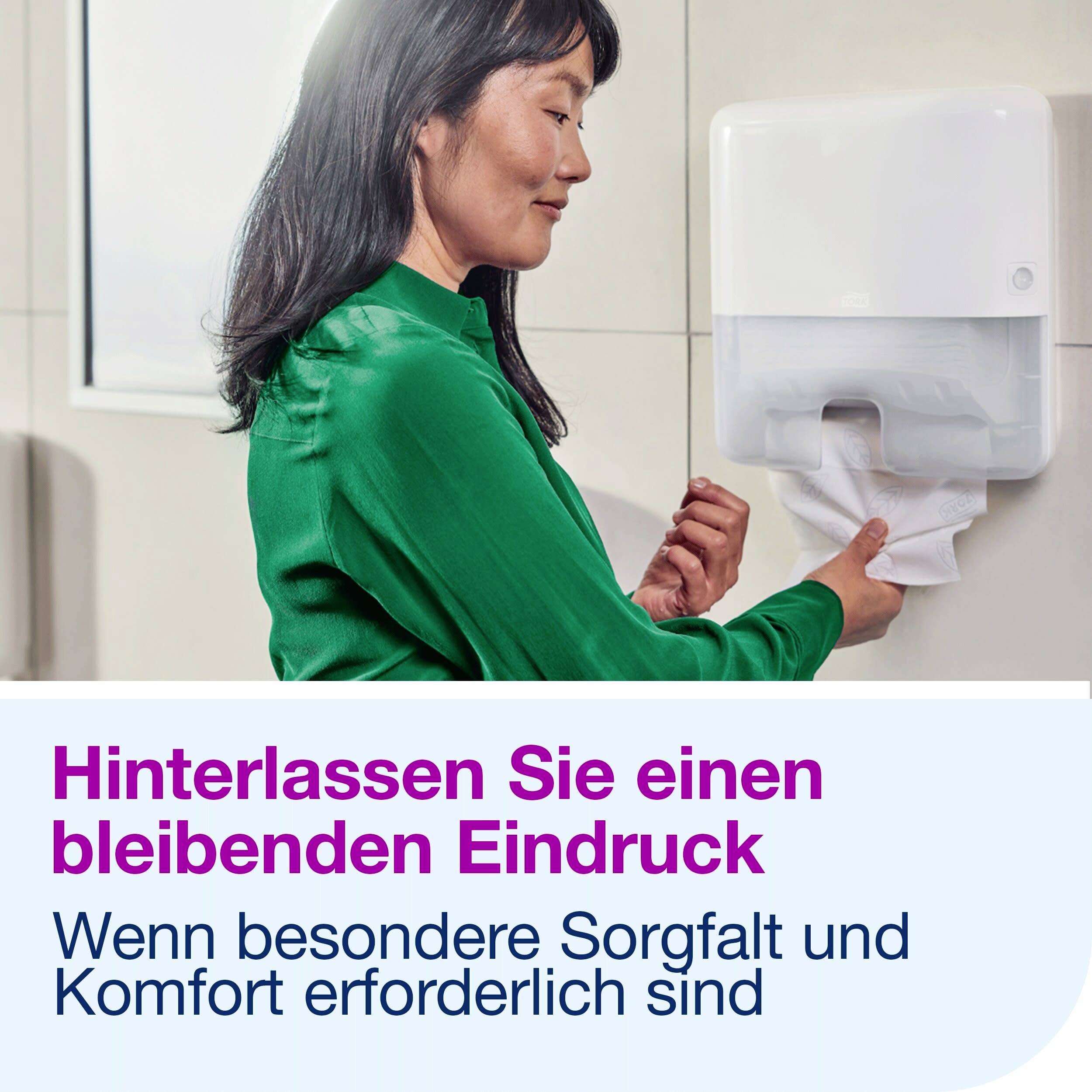 Frau zieht Papierhandtuch aus Spender. Text: 'Hinterlassen Sie einen bleibenden Eindruck. Wenn besondere Sorgfalt und Komfort erforderlich sind.'