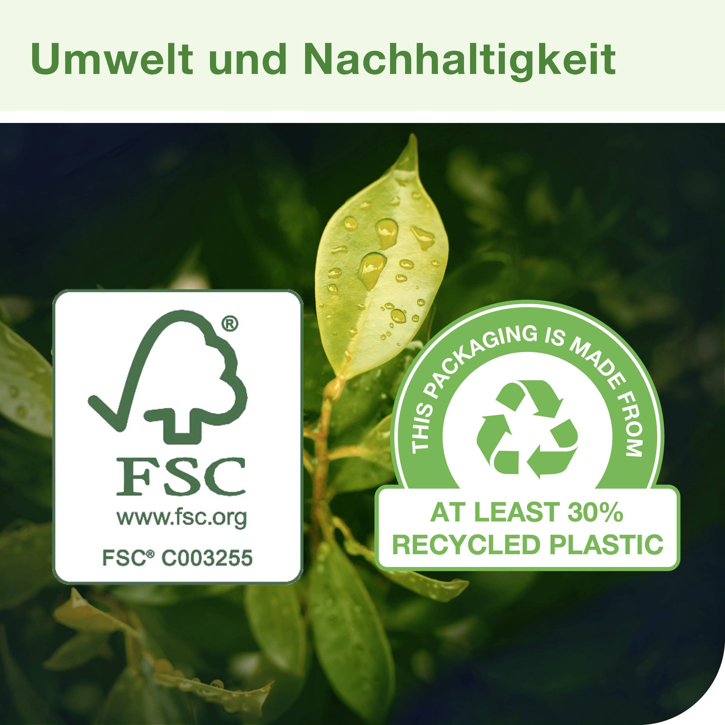 'Umwelt und Nachhaltigkeit' steht oben. Ein Blatt mit Wassertropfen und FSC-Siegel, 'at least 30% recycled plastic' Hinweis daneben.