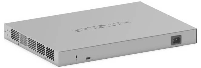 Silberner Netzwerkrouter mit Lüftungsschlitzen auf der linken Seite und einem Netzanschluss auf der rechten Rückseite.