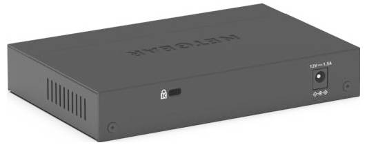 Ein schwarzer Netzwerk-Switch mit Lüftungsschlitzen und einer Stromanschlussbuchse an der Seite.