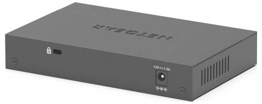 Schwarzer Netzwerk-Switch von NETGEAR mit mehreren Ethernet-Ports, Lüftungsschlitzen und Stromanschluss.