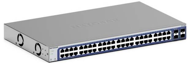 Ein silberner Netzwerk-Switch mit 48 Ethernet-Ports auf der Vorderseite, geeignet für die Verwaltung und Verteilung von Netzwerkverbindungen.