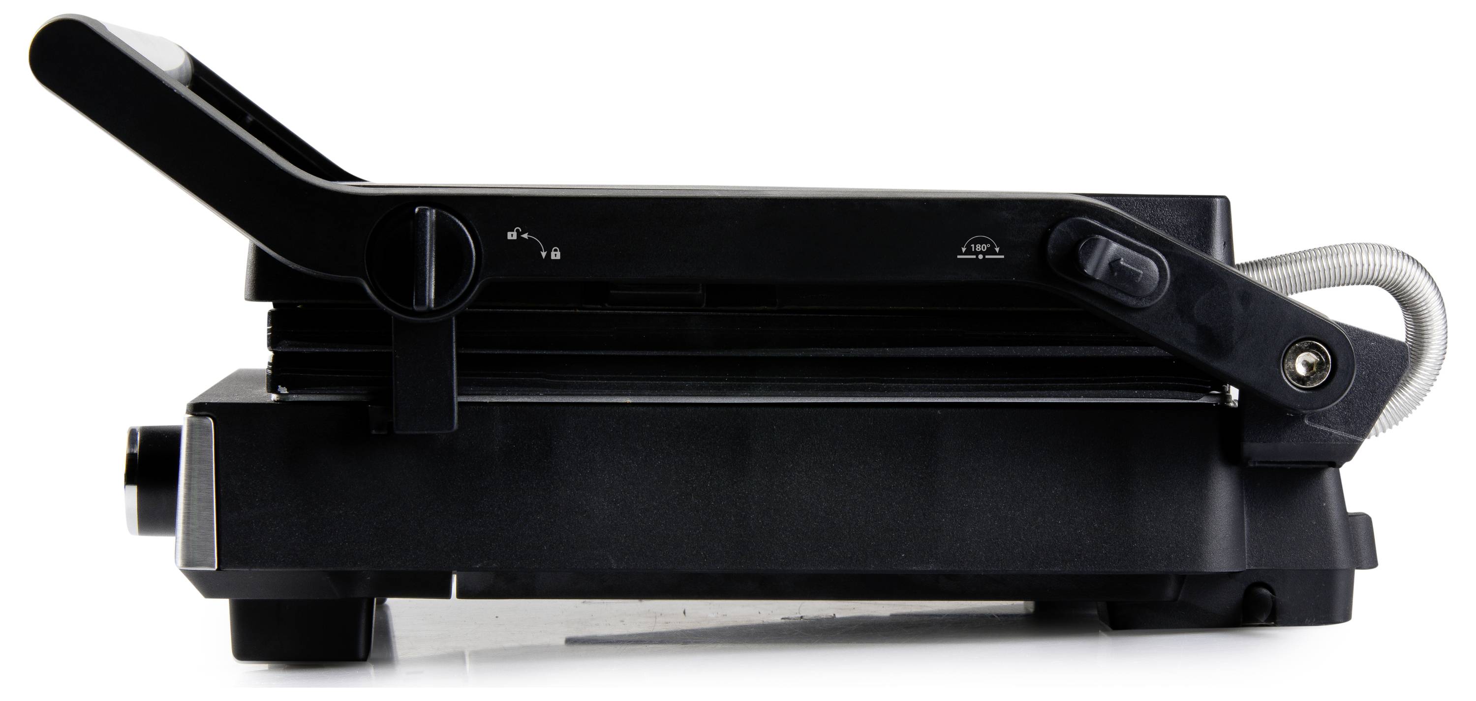 Ein schwarzer Elektrogrill in seitlicher Ansicht. Der Griff ist zu sehen, ebenso wie die Verbindungskabel und die Temperatureinstellungen.