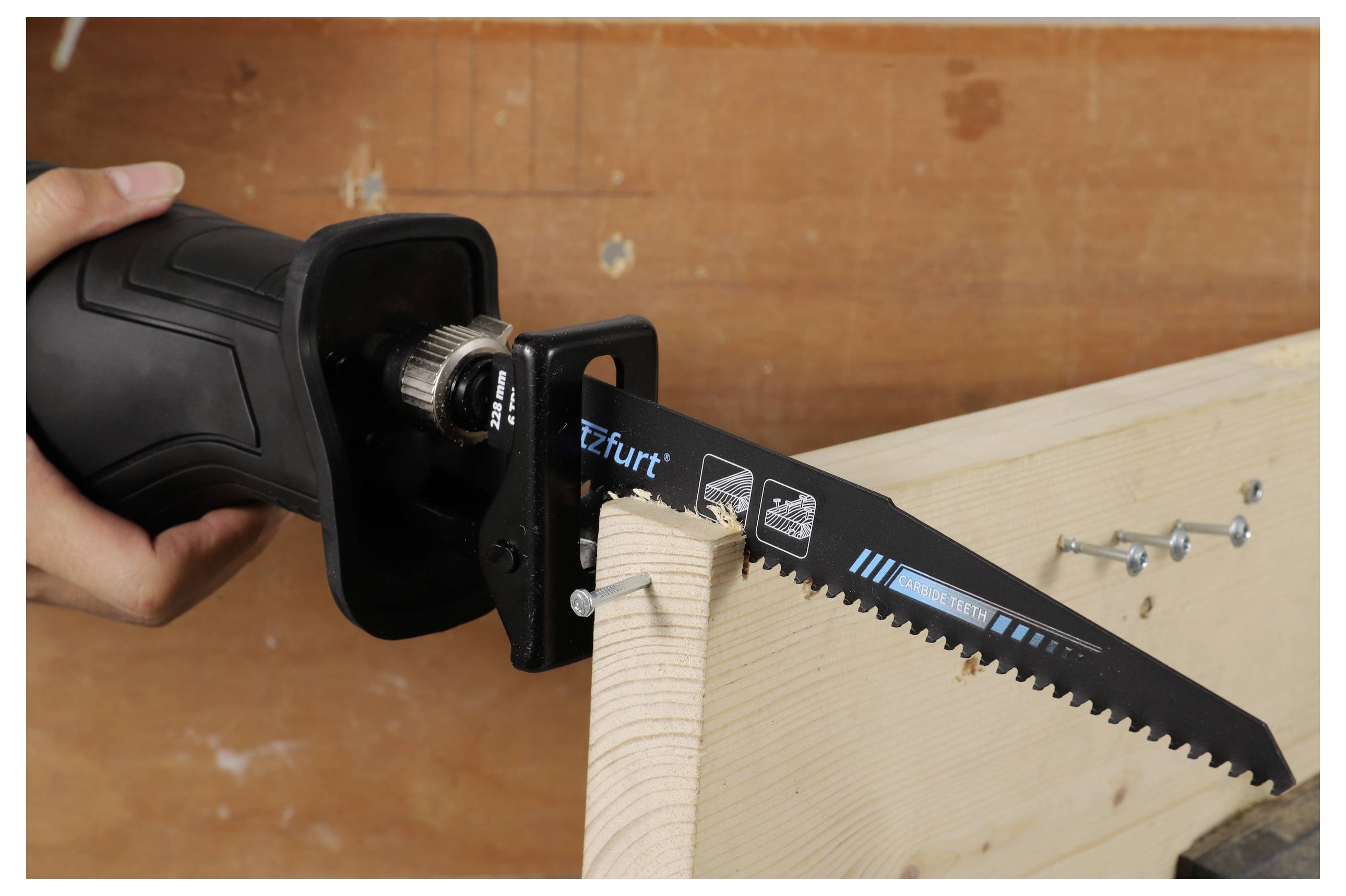 Eine Säbelsäge, die durch ein mit Schrauben befestigtes Holzbrett schneidet und die Verwendung von Werkzeugen in der Holzbearbeitung demonstriert.