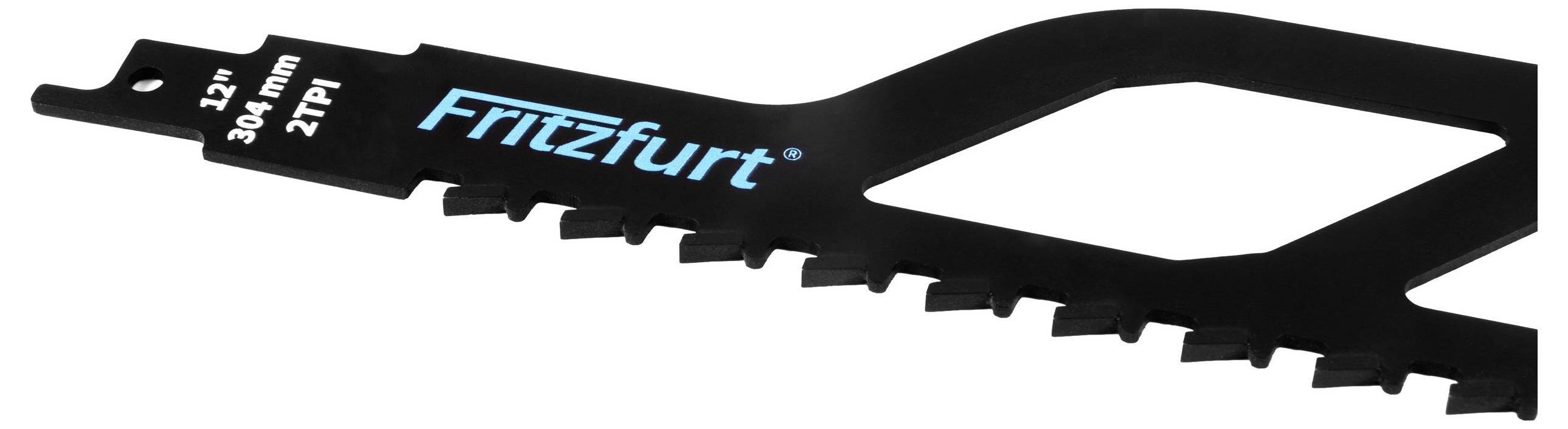 Eine schwarze Astsägeblatt, gekennzeichnet mit 'Fritzfurt', 12 Zoll, 304 mm, 27 Zähne pro Zoll, mit spitzen Zähnen auf einer Kante zum Schneiden ausgelegt.