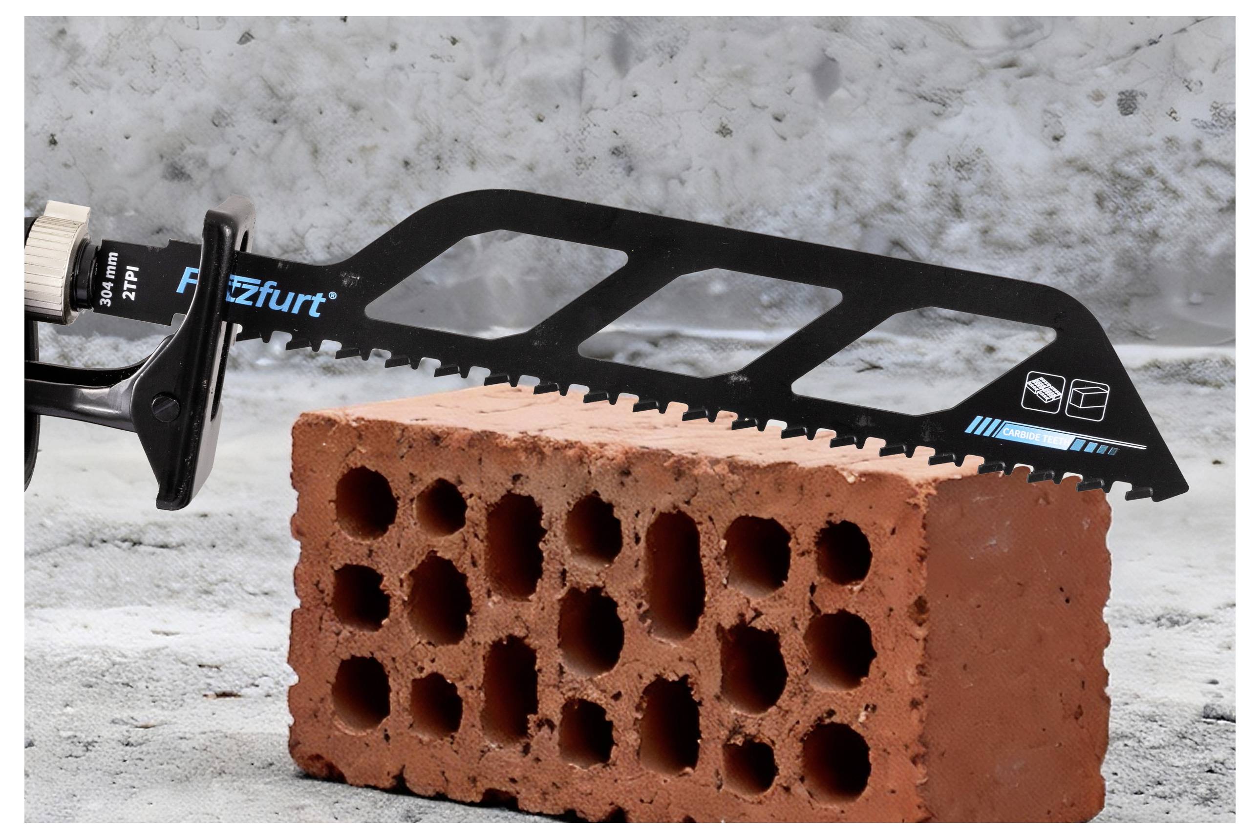 Eine Säge mit einer perforierten Klinge, die in einen roten Ziegel schneidet und dabei die Funktion und Leistungsfähigkeit des Werkzeugs vor einem Betonhintergrund demonstriert.