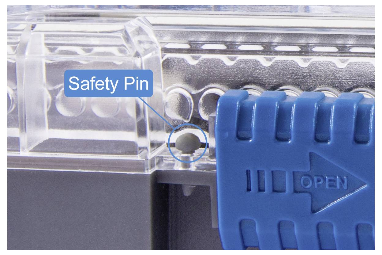 Nahaufnahme eines blauen Schlosses mit der Beschriftung 