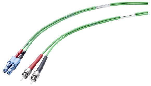 Zwei grüne Glasfaserkabel mit Steckverbindern an den Enden; links ein blauer, rechts rote und schwarze Stecker.