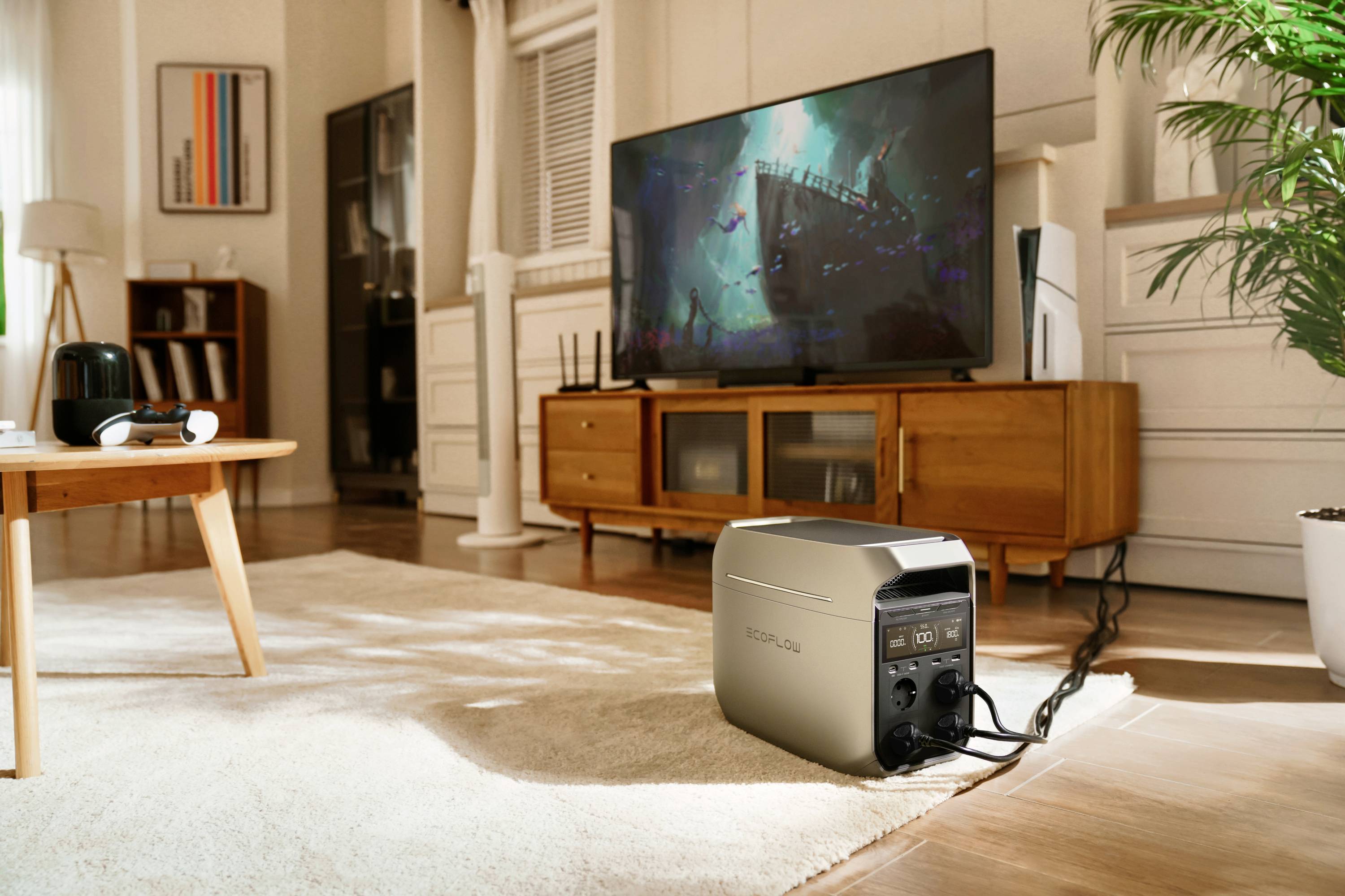 Ein tragbarer Stromgenerator steht in einem Wohnzimmer. Er ist an ein Unterhaltungssystem angeschlossen. Im Hintergrund läuft ein Film auf dem Fernseher.