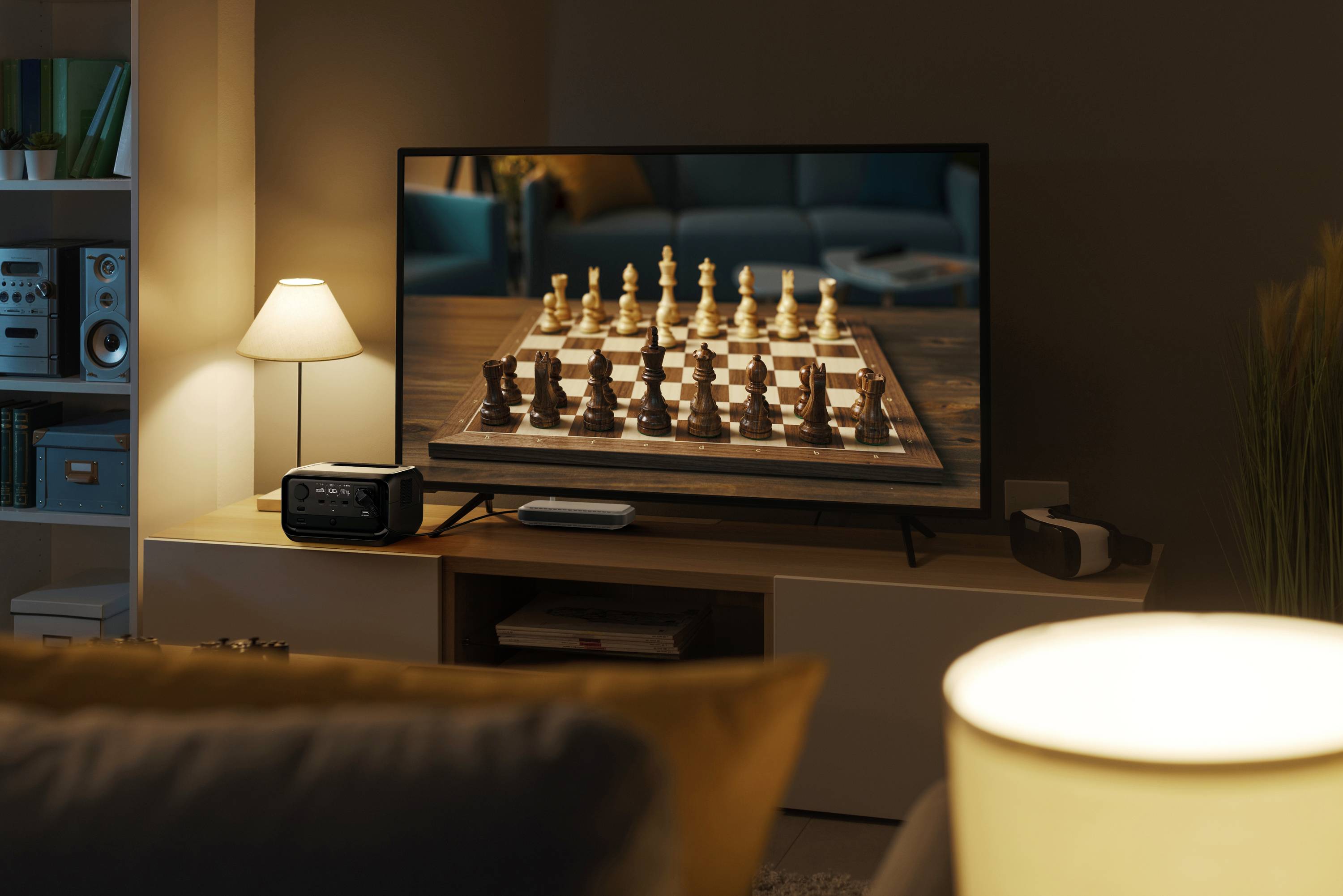 Schachbrett auf einem Fernseher in einem gemütlichen Wohnzimmer, warmes Licht, Sofa im Hintergrund.