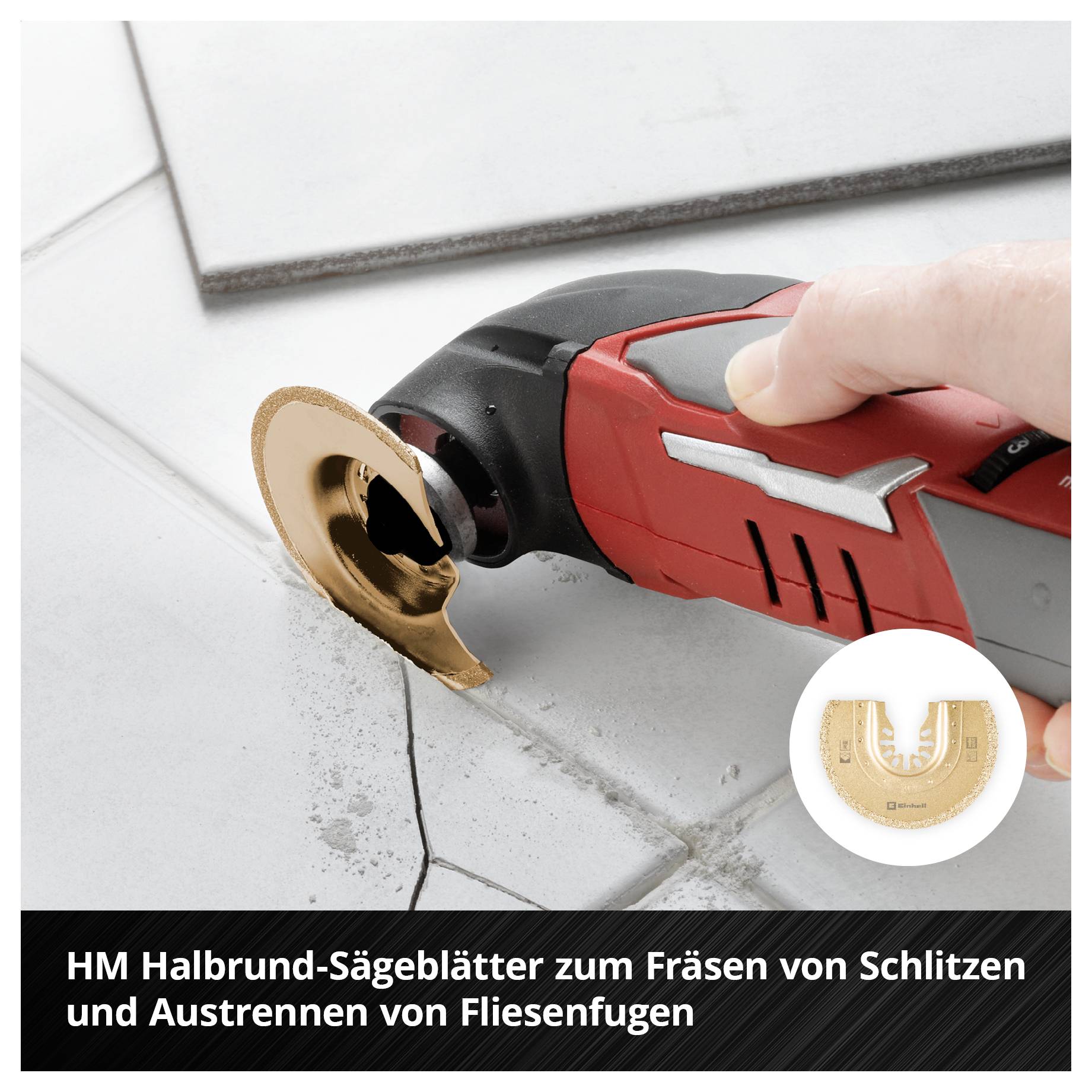 Eine Hand hält ein elektrisches Multifunktionswerkzeug mit einem Halbmond-Sägeblatt, das Fliesenfugen präzise bearbeitet.