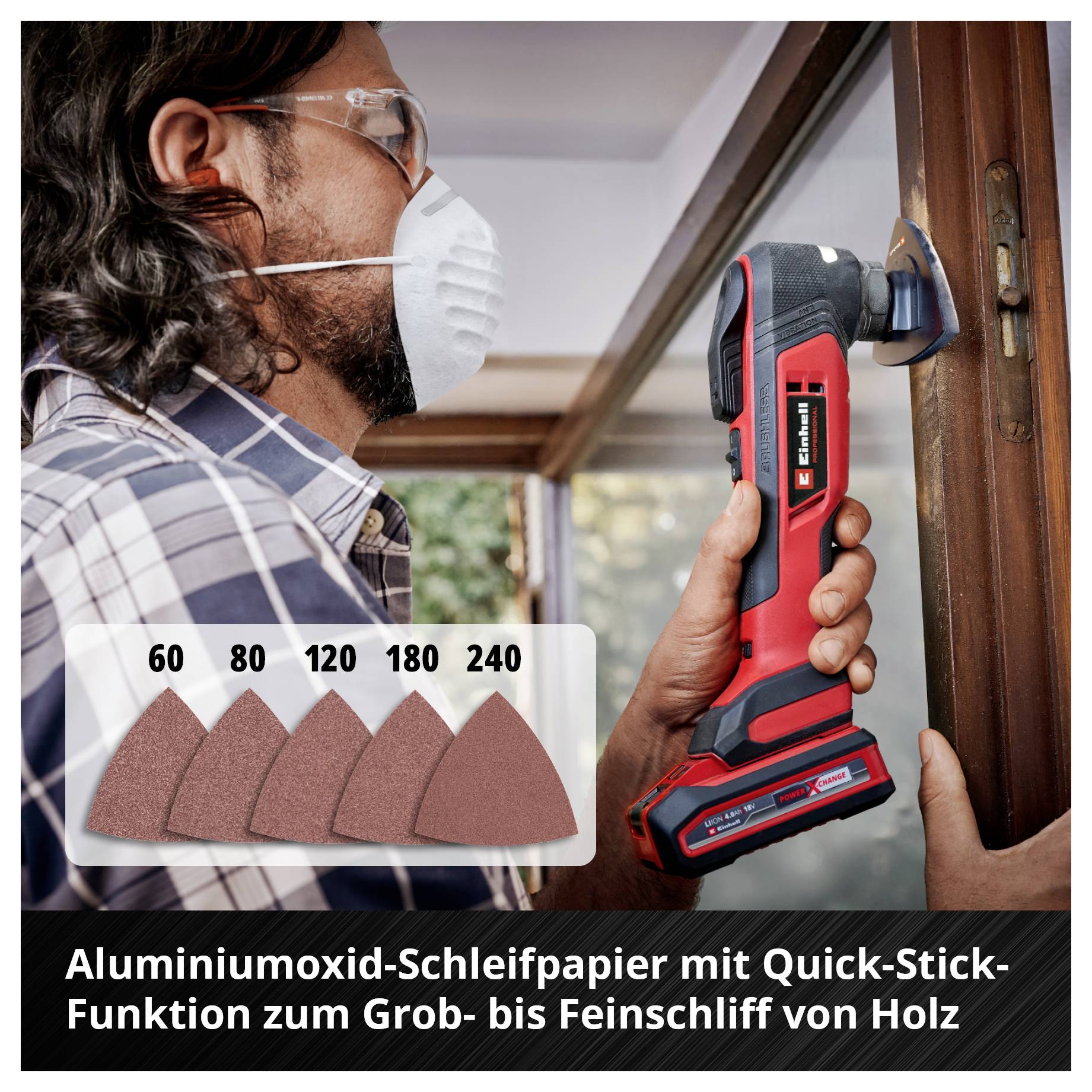 Eine Person schleift mit einem Elektrowerkzeug Holz. Im Vordergrund Schleifpapiersorten mit Körnungen 60, 80, 120, 180, 240.