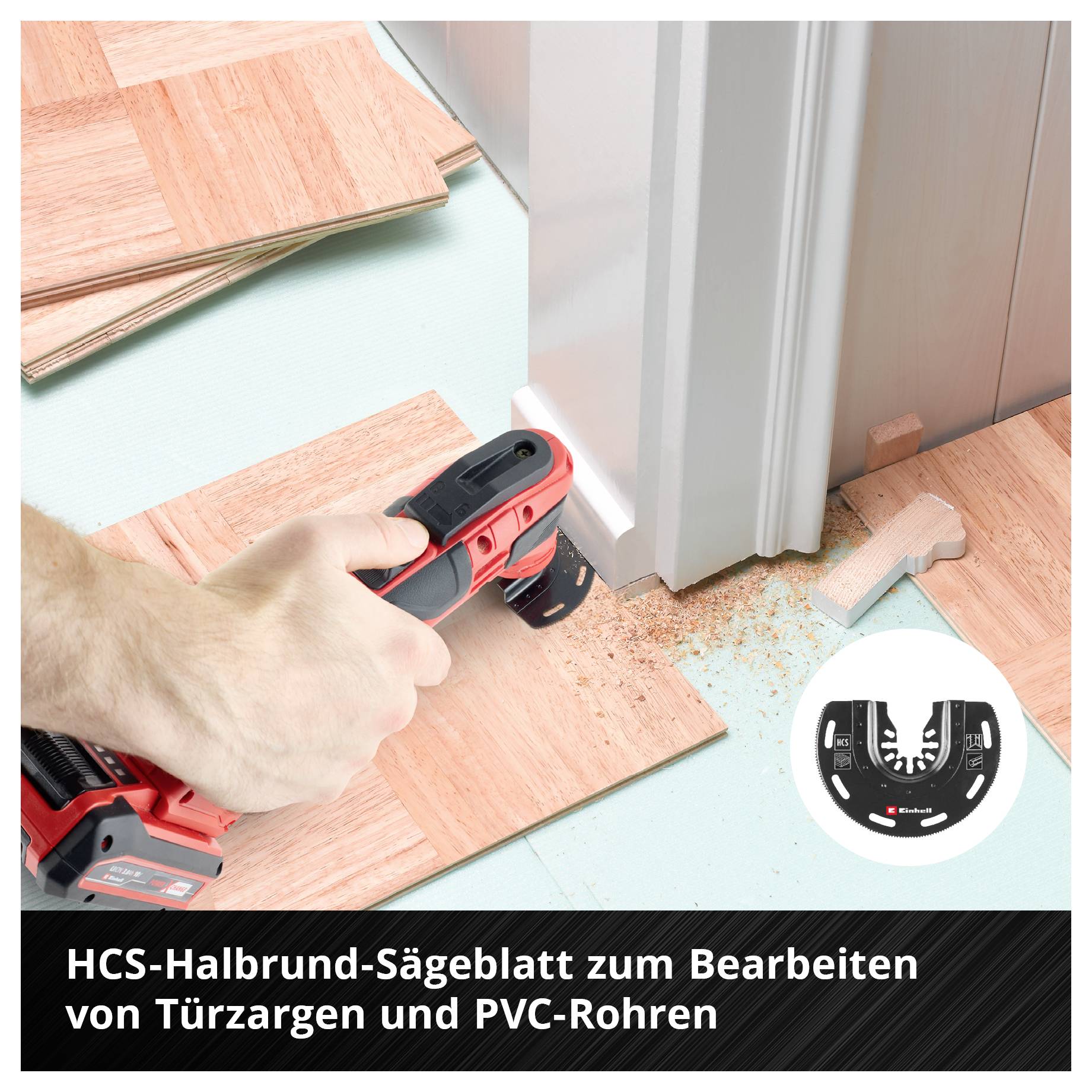 Eine Hand benutzt ein elektrisches Werkzeug mit HCS-Halbmond-Sägeblatt, um Bodenbelag um eine Türzarge anzupassen. PVC-Röhrchen sichtbar.