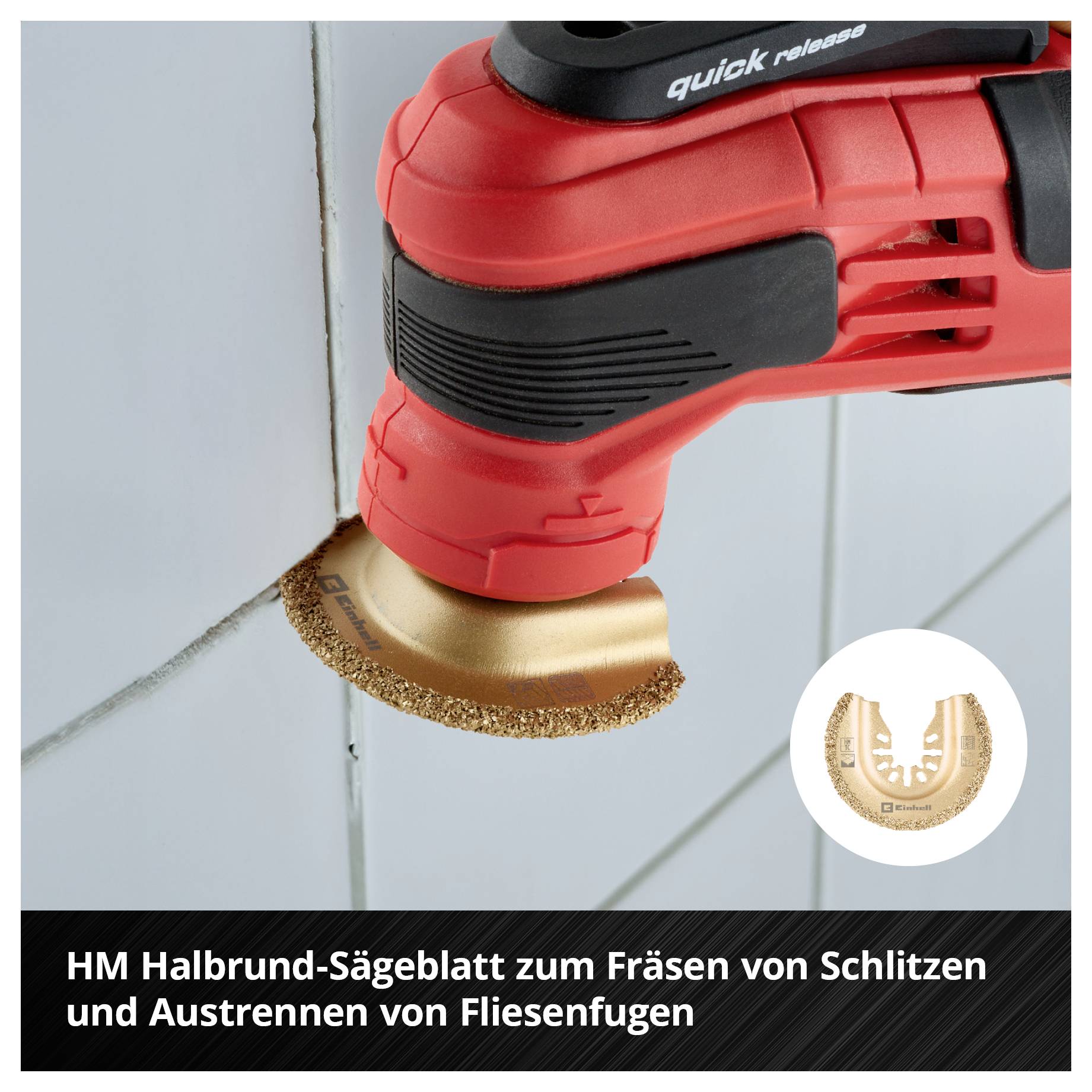 Innenansicht eines Edelstahlofens mit eingeschaltetem Innenlicht, das ein Metallgitter und ein Backblech, das sich am Boden befindet, zeigt.